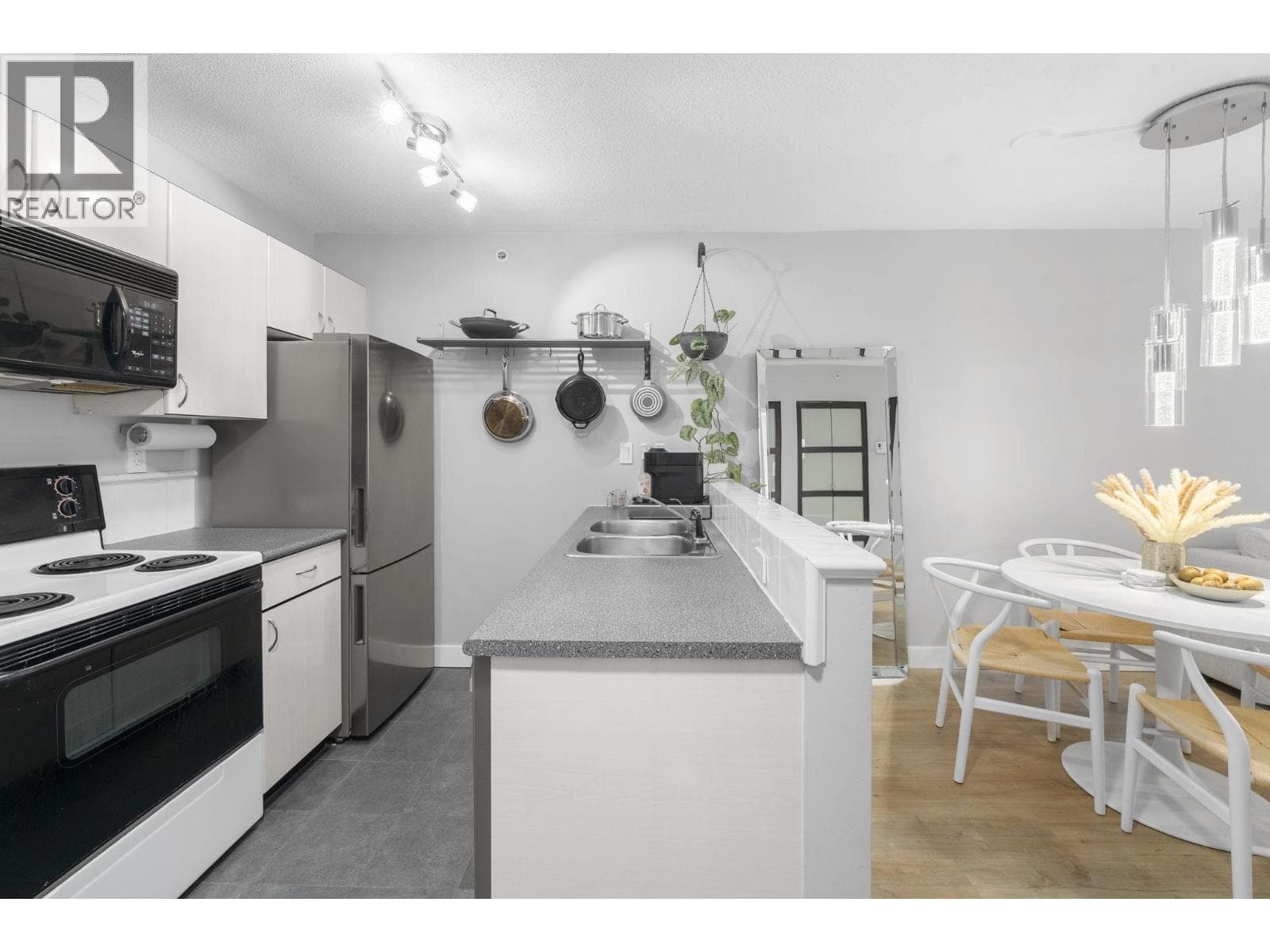 2803 939 HOMER STREET photo 4