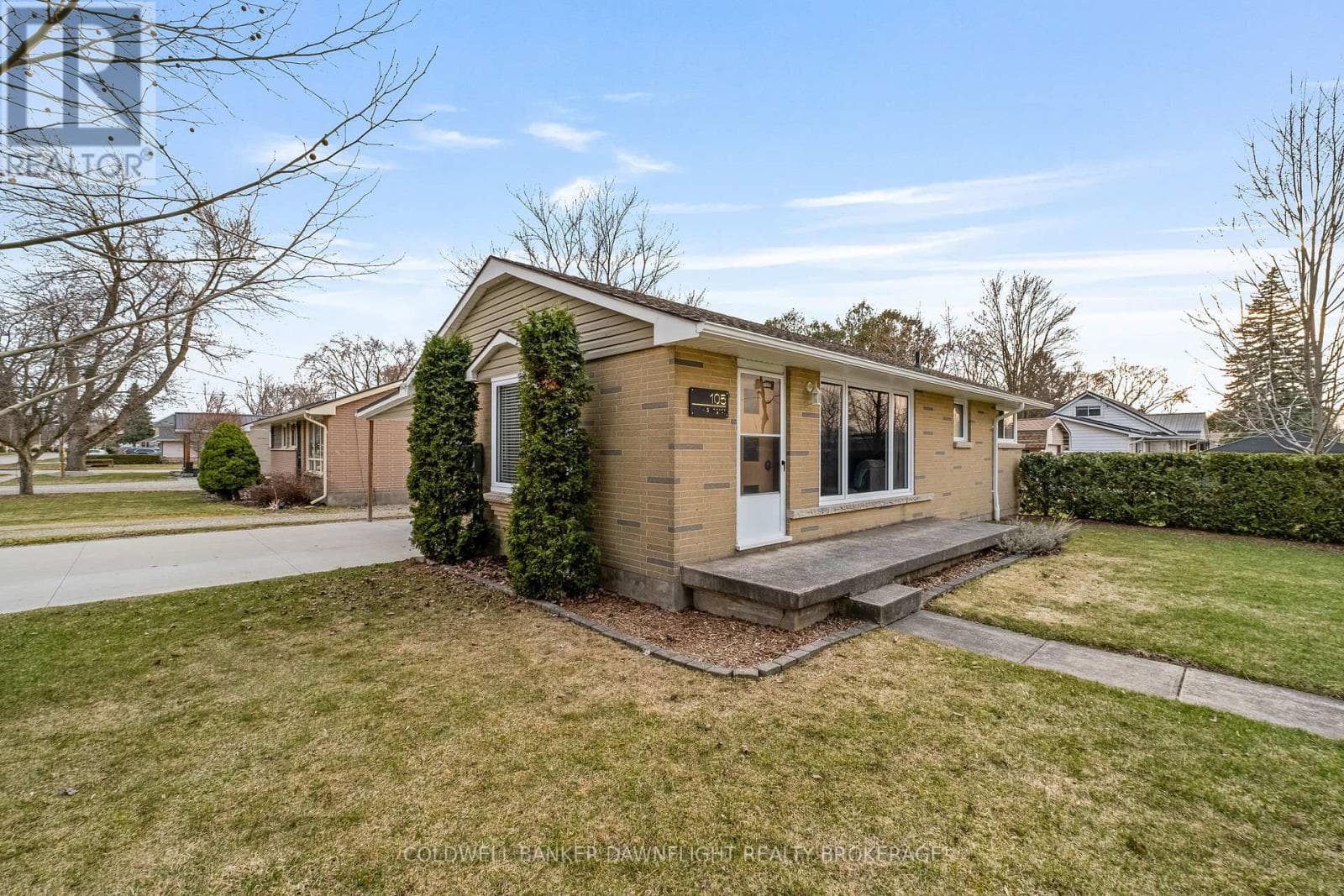 105 WELLINGTON STREET W photo 2