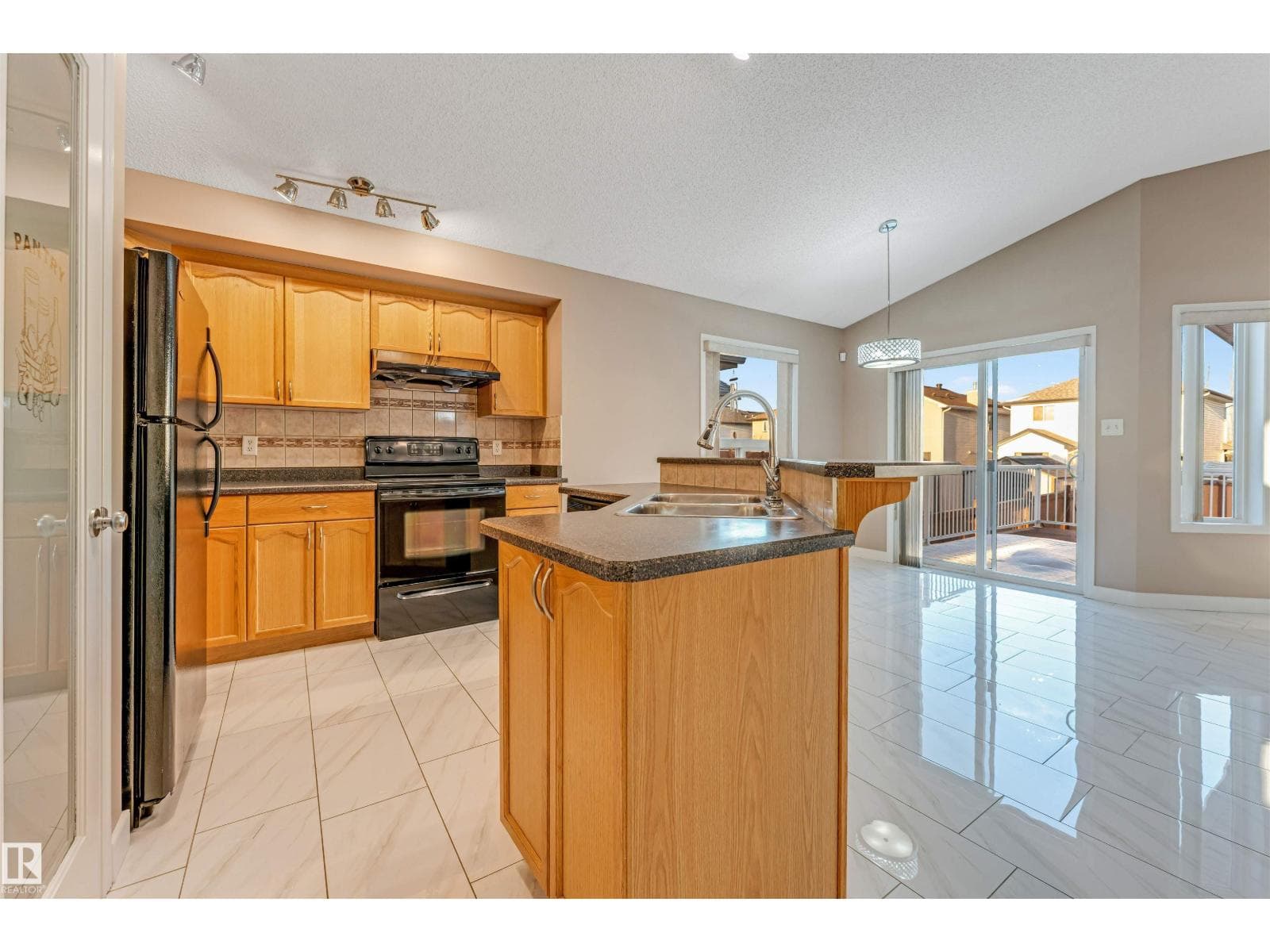 3331 26 ST NW photo 3
