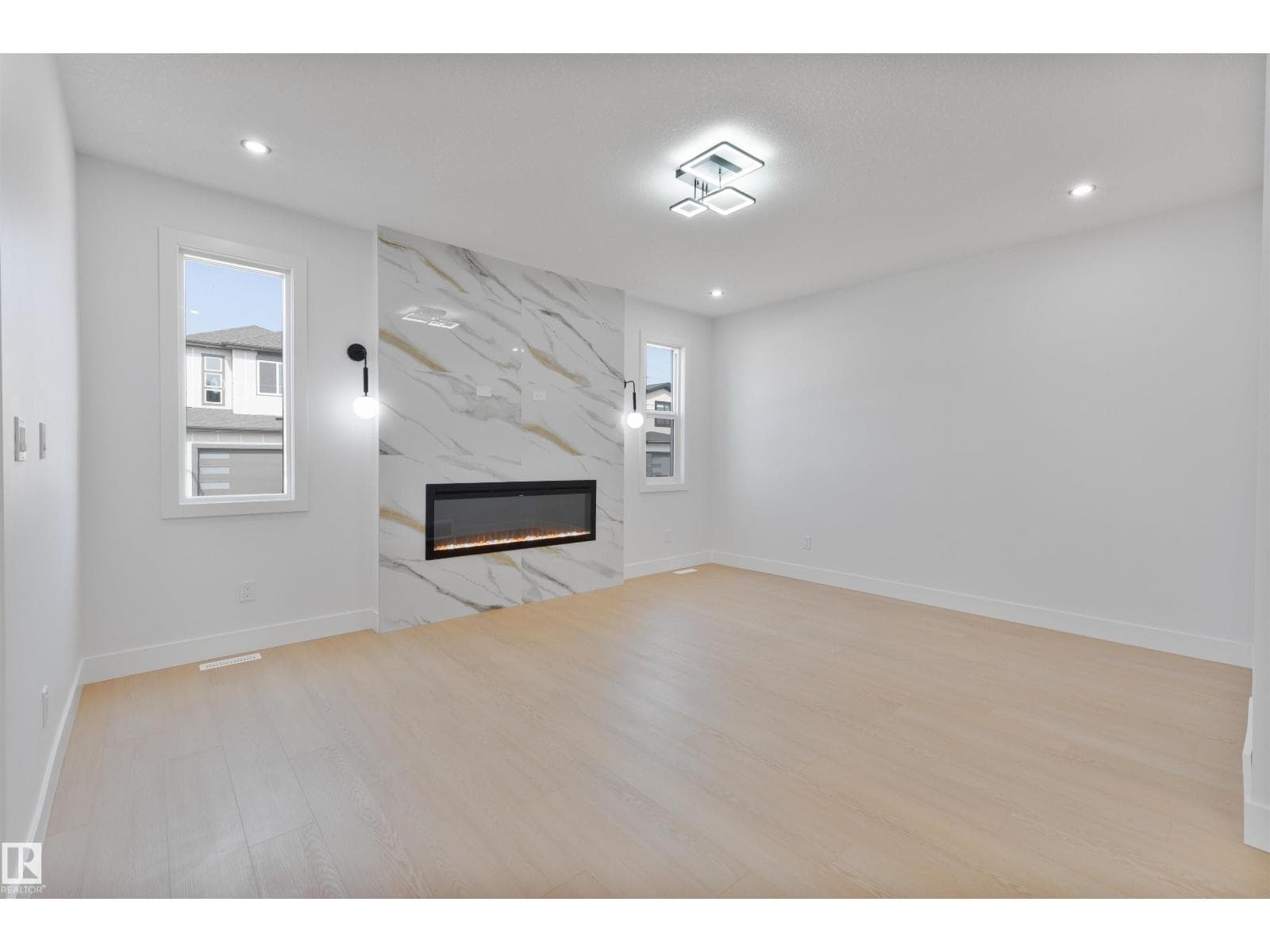 215 Falcon Crescent — photo 2