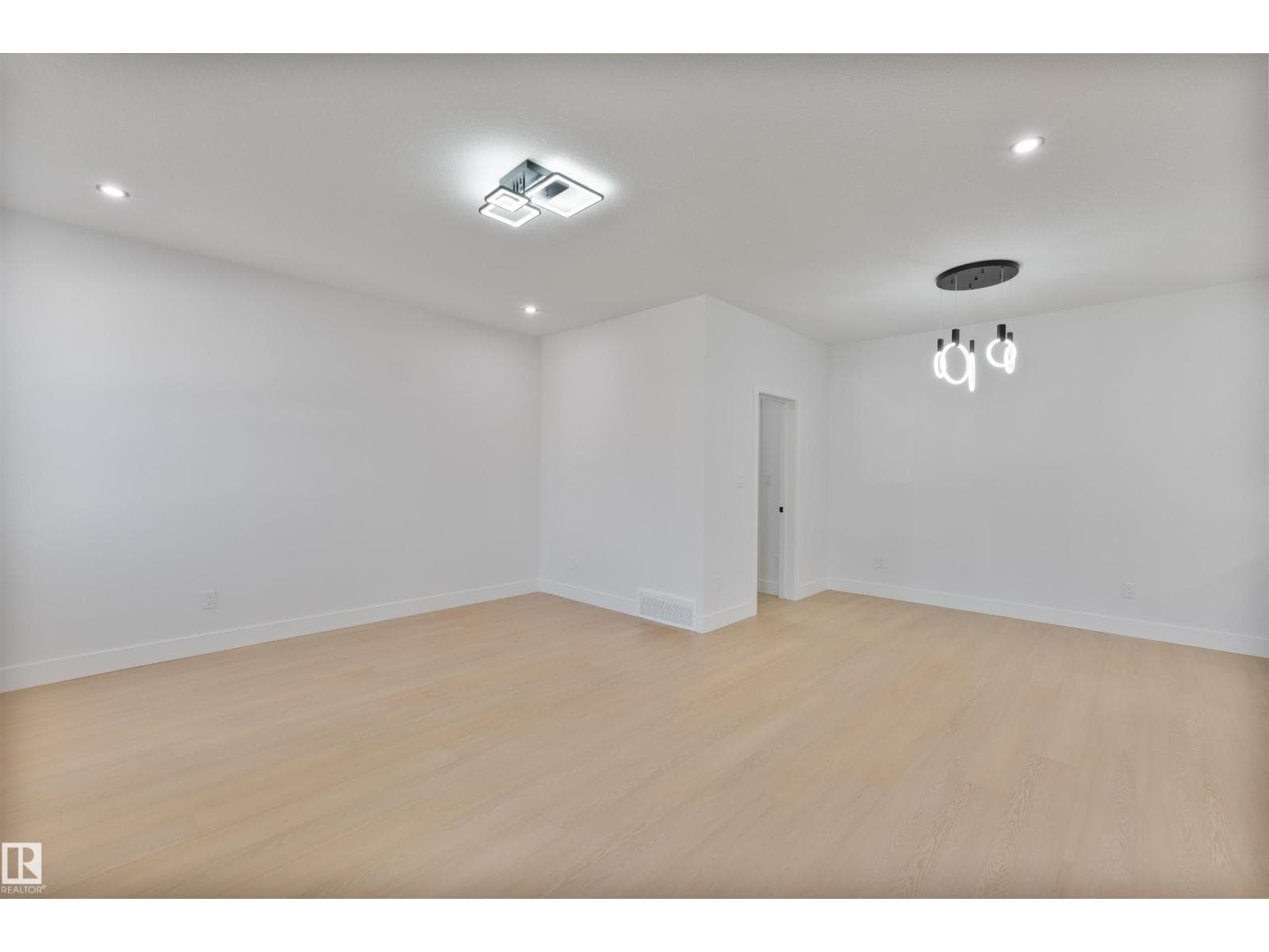 215 Falcon Crescent — photo 3