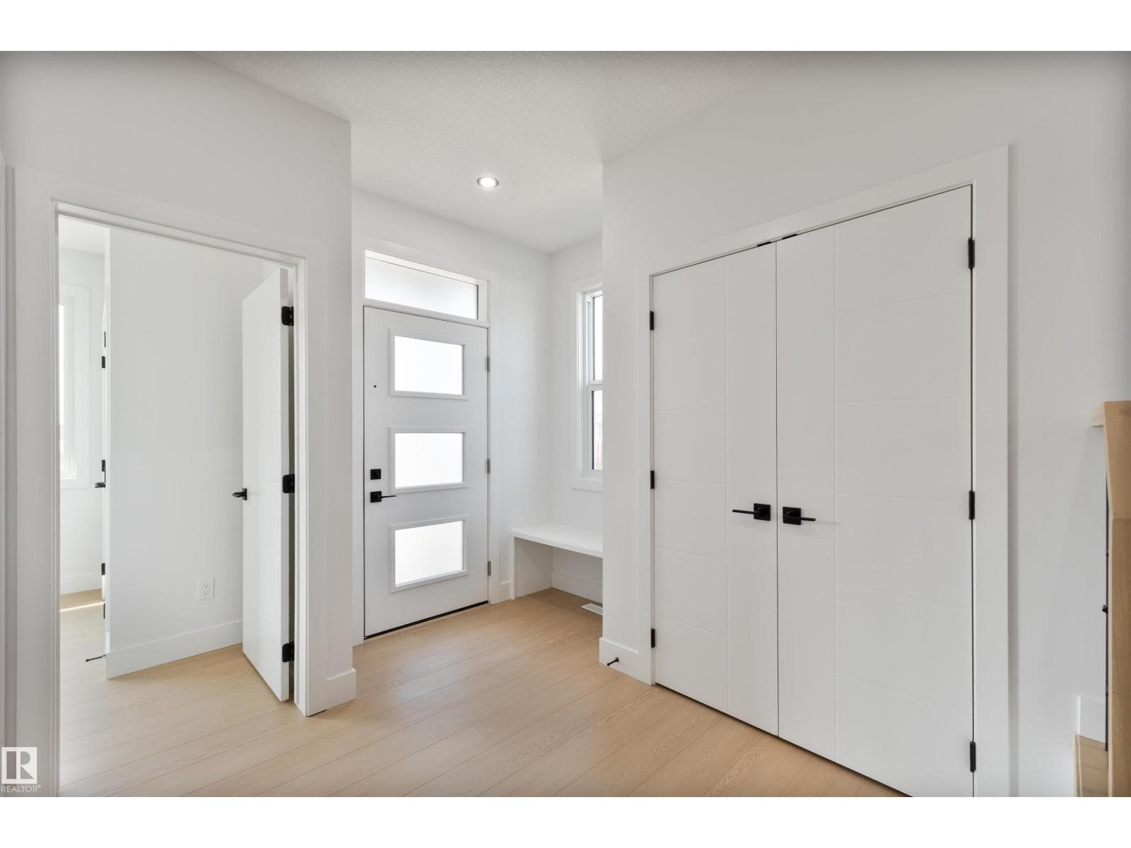215 Falcon Crescent — photo 4