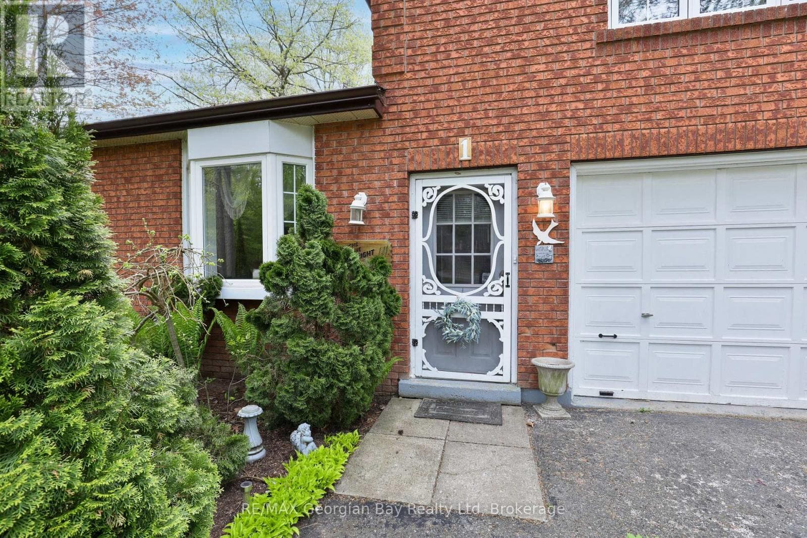 1 LINDALE AVENUE photo 2