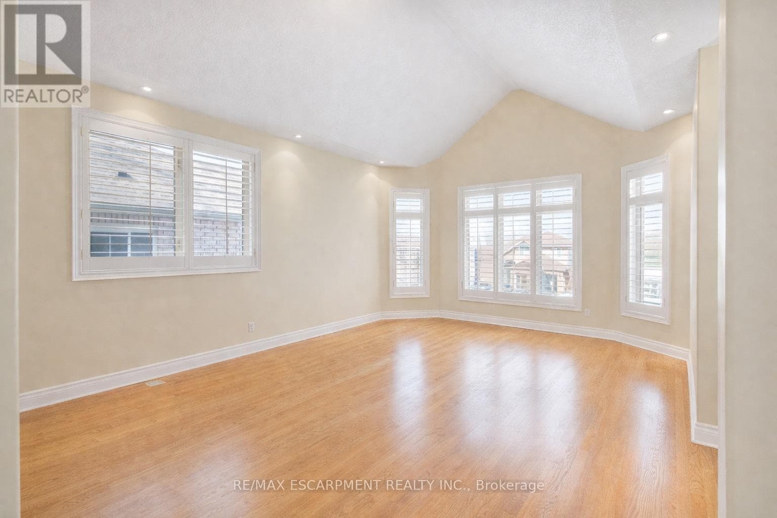 130 DORCHESTER DRIVE photo 4