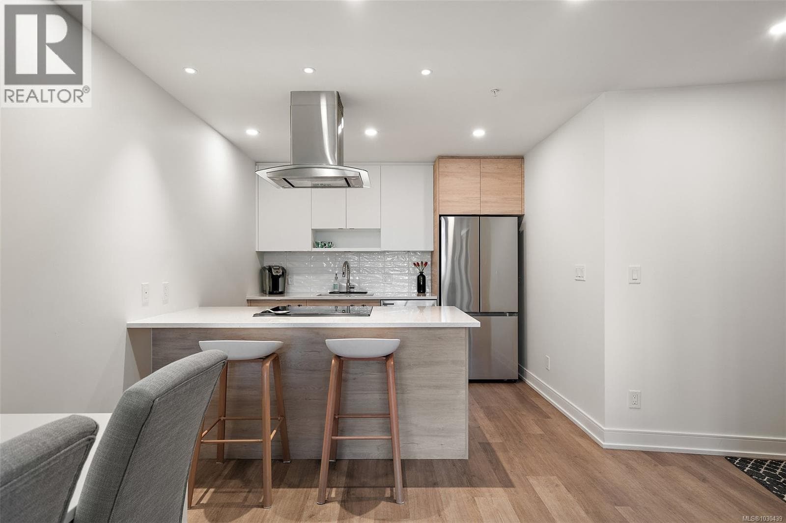 807 1628 Store St photo 5