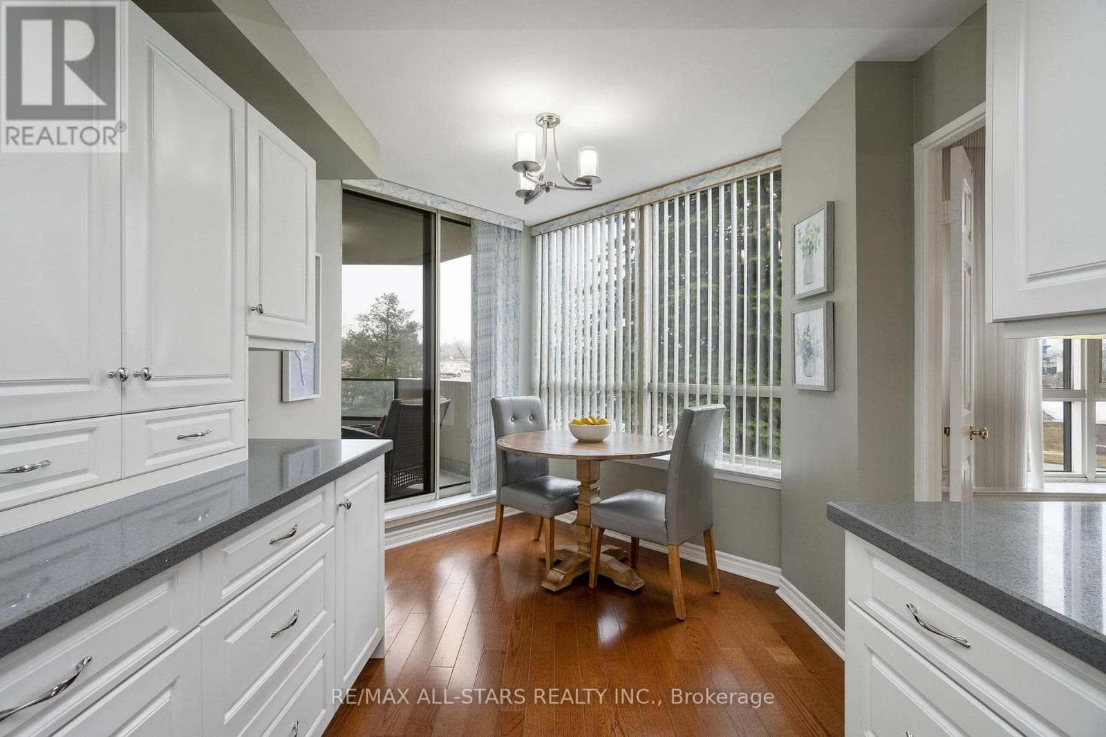 218 - 25 AUSTIN DRIVE photo 4