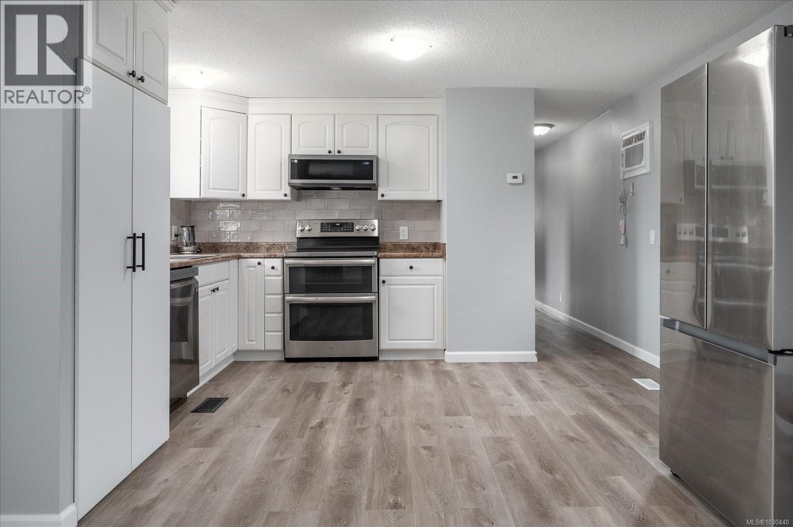 47 971 Douglas Ave photo 4