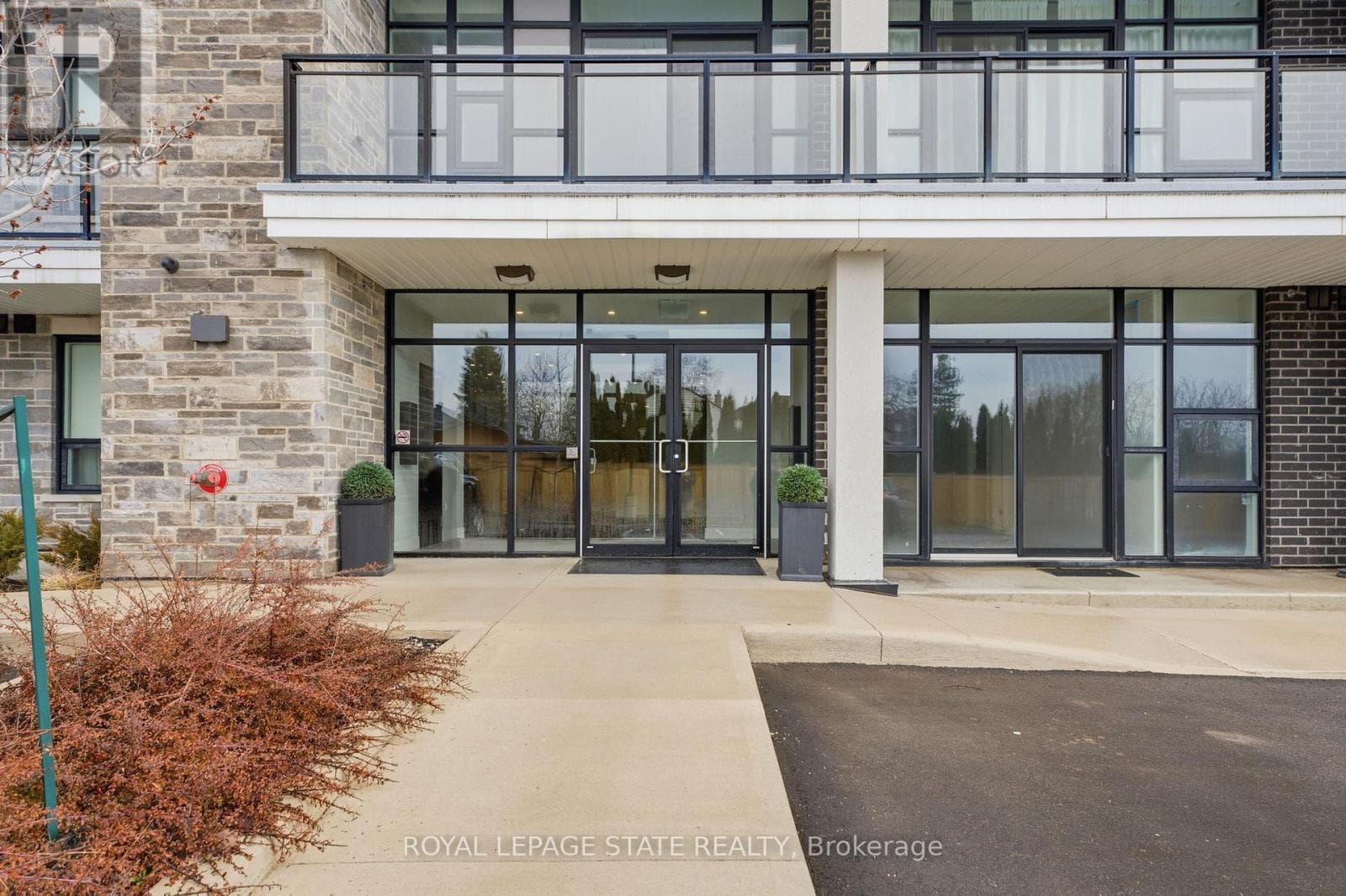 203 - 120 SPRINGVALLEY CRESCENT photo 2