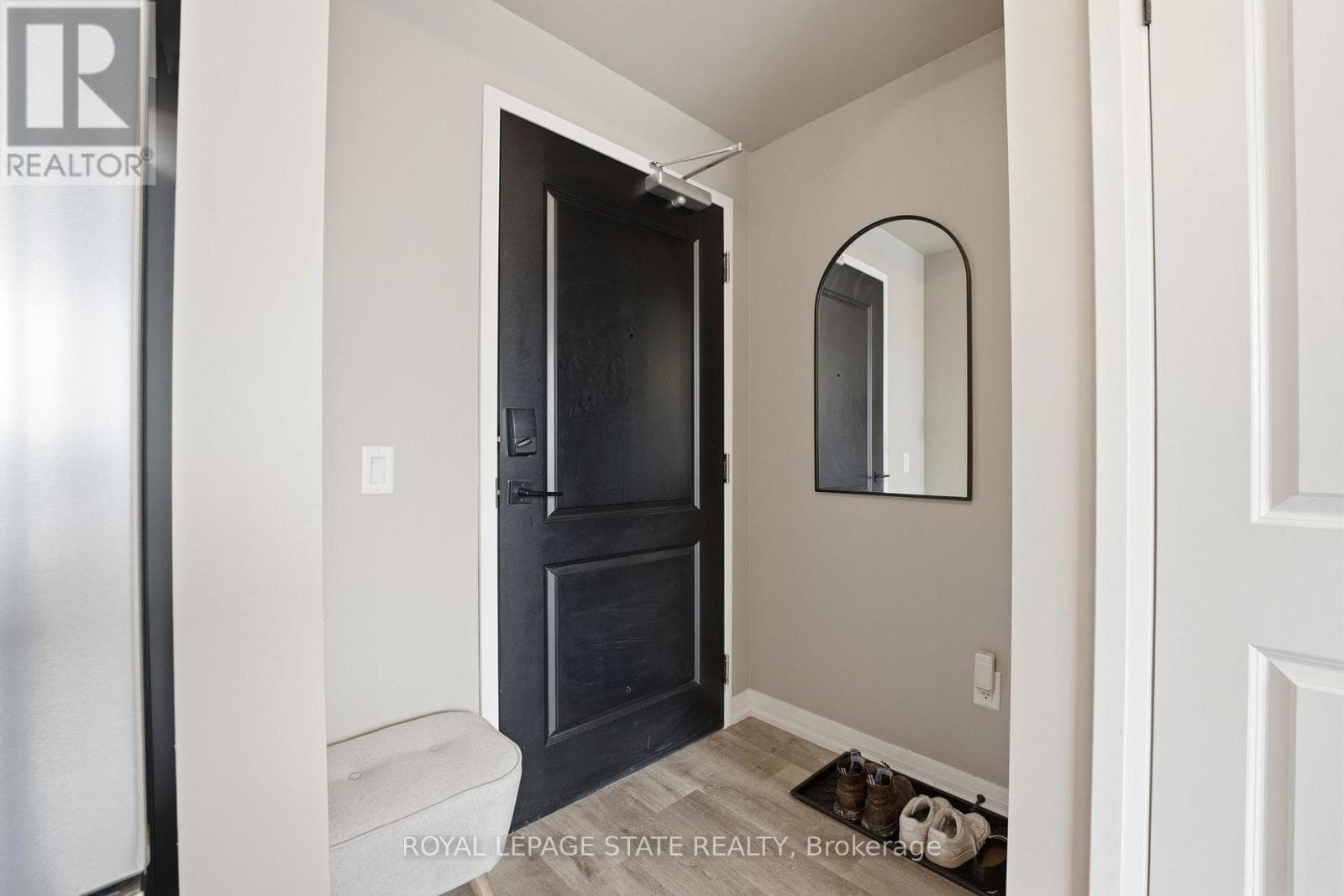 203 - 120 SPRINGVALLEY CRESCENT photo 3