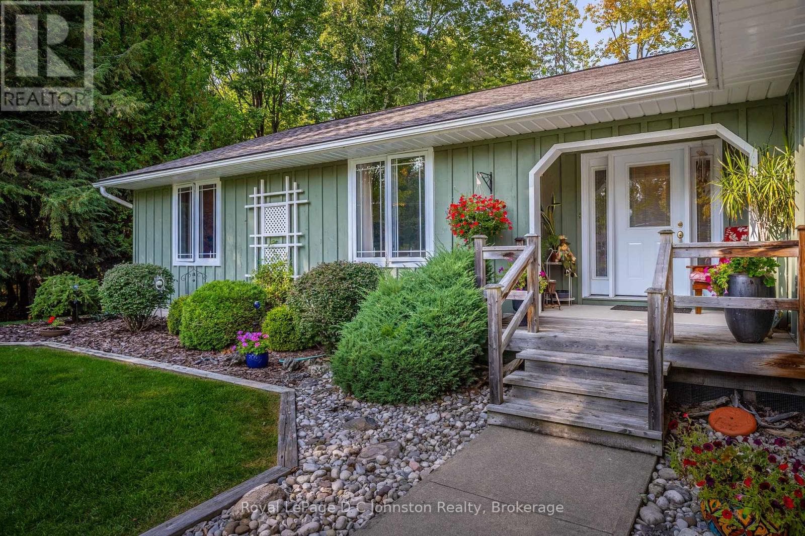3 bed 2 bath single family at 27 GREMIK CRESCENT — $749,000