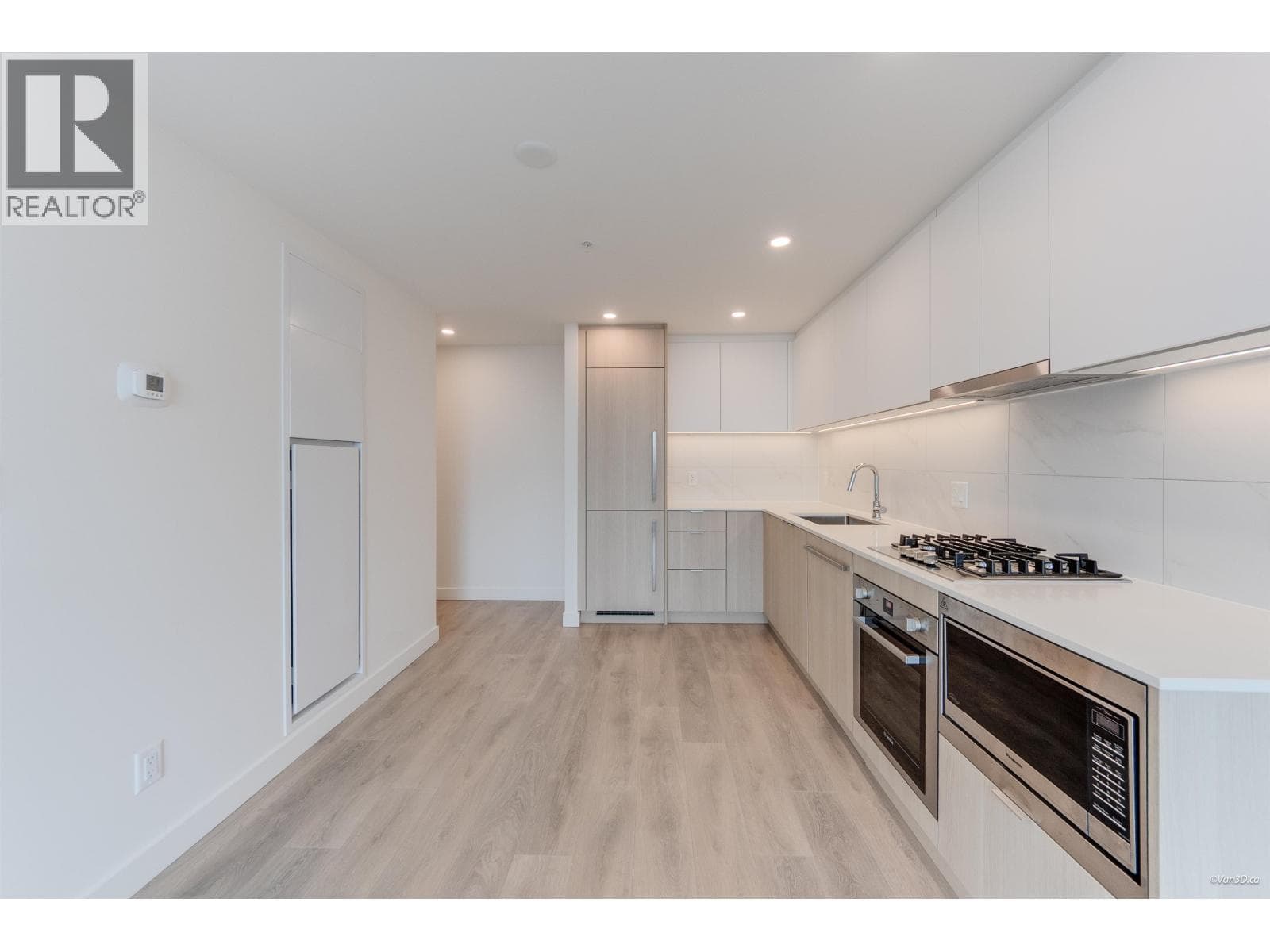 1401 308 ALDERSON AVENUE photo 3