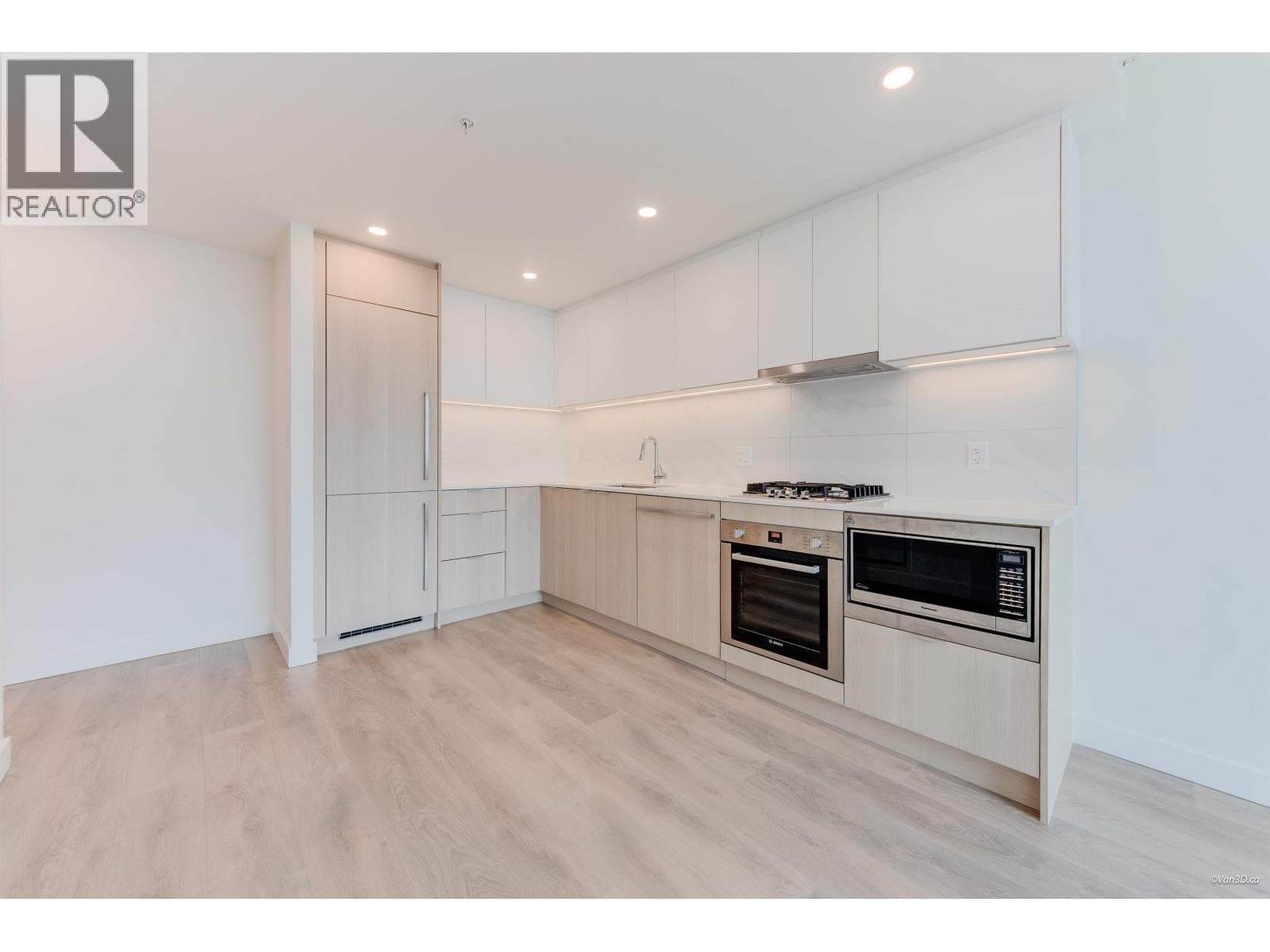 1401 308 ALDERSON AVENUE photo 2