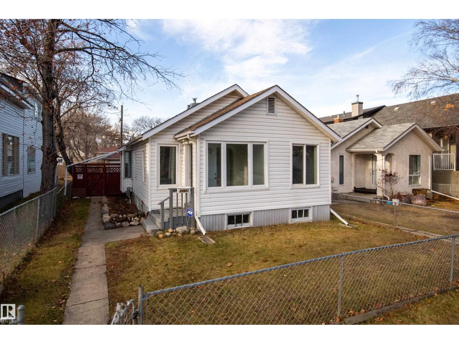 11912 77 ST NW photo 2