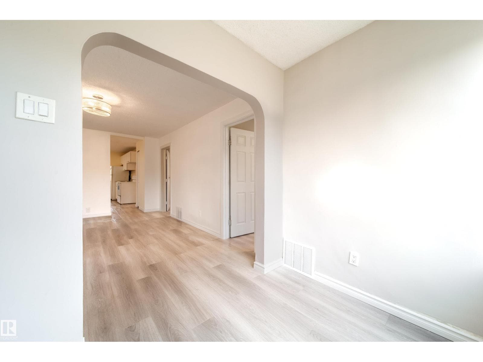 11912 77 ST NW photo 3