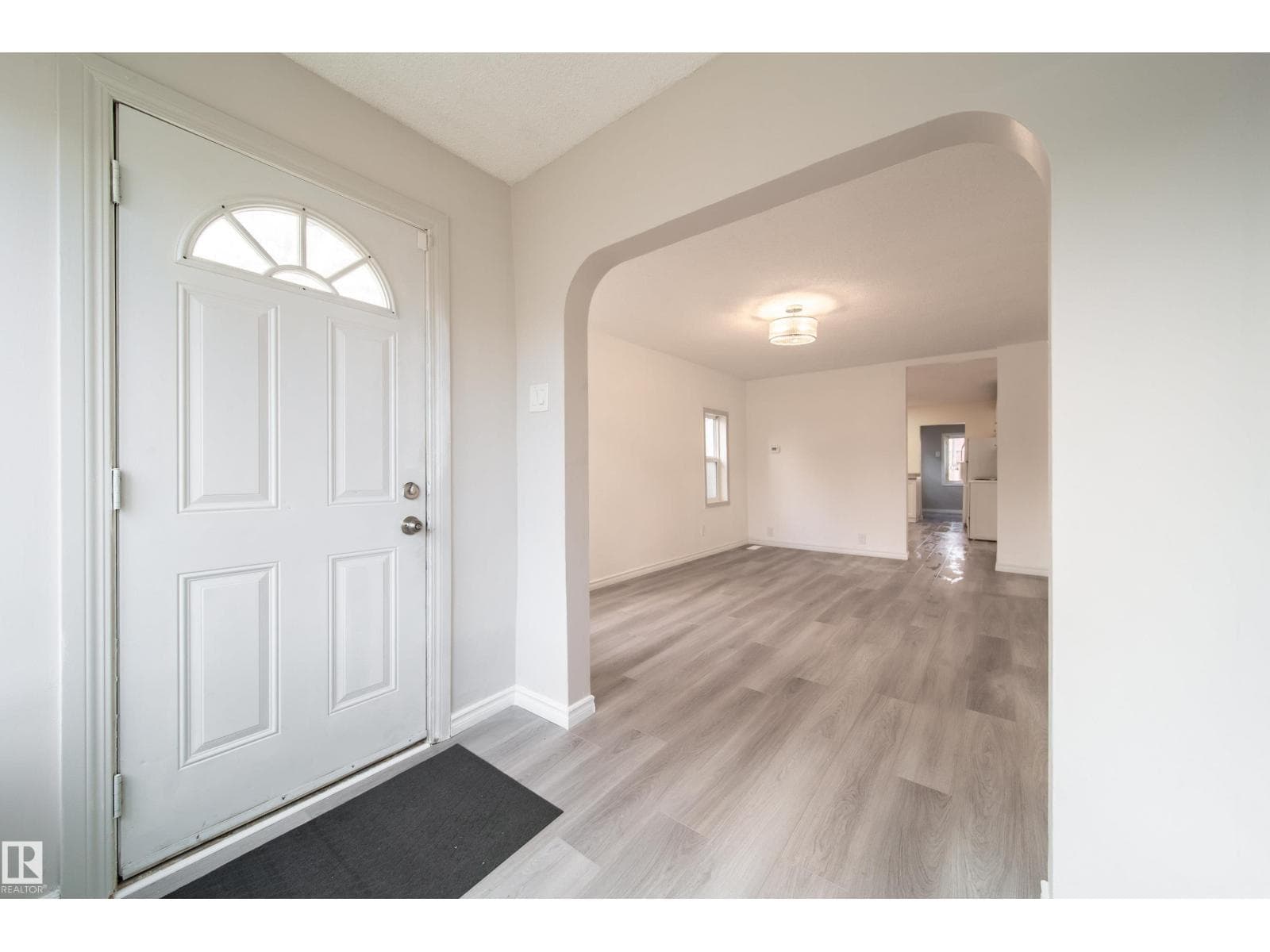 11912 77 ST NW photo 4