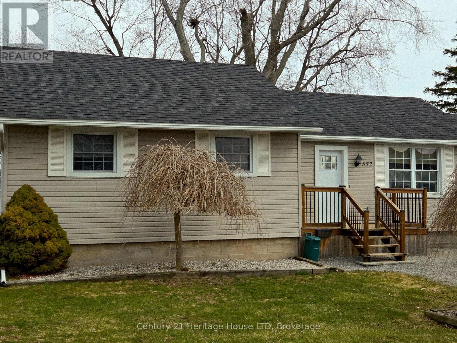 552 LAKEVIEW ROAD E photo 2