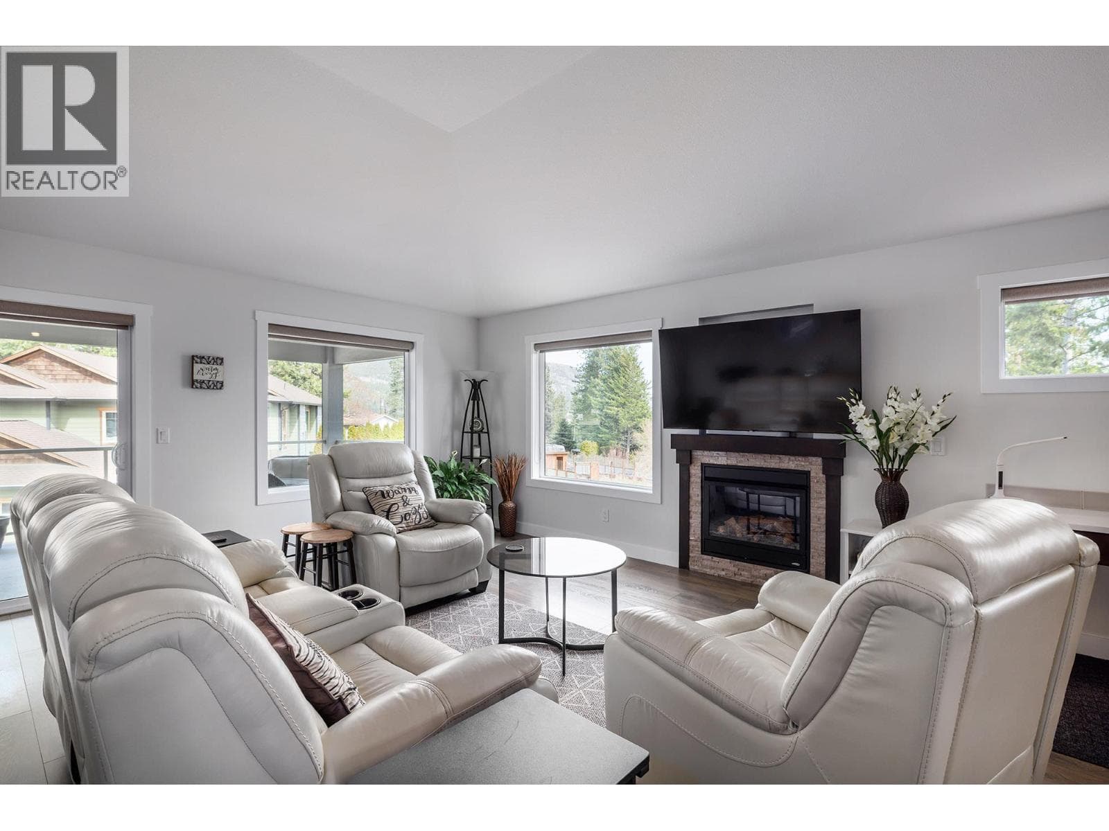 3042 Glenrosa Road photo 2