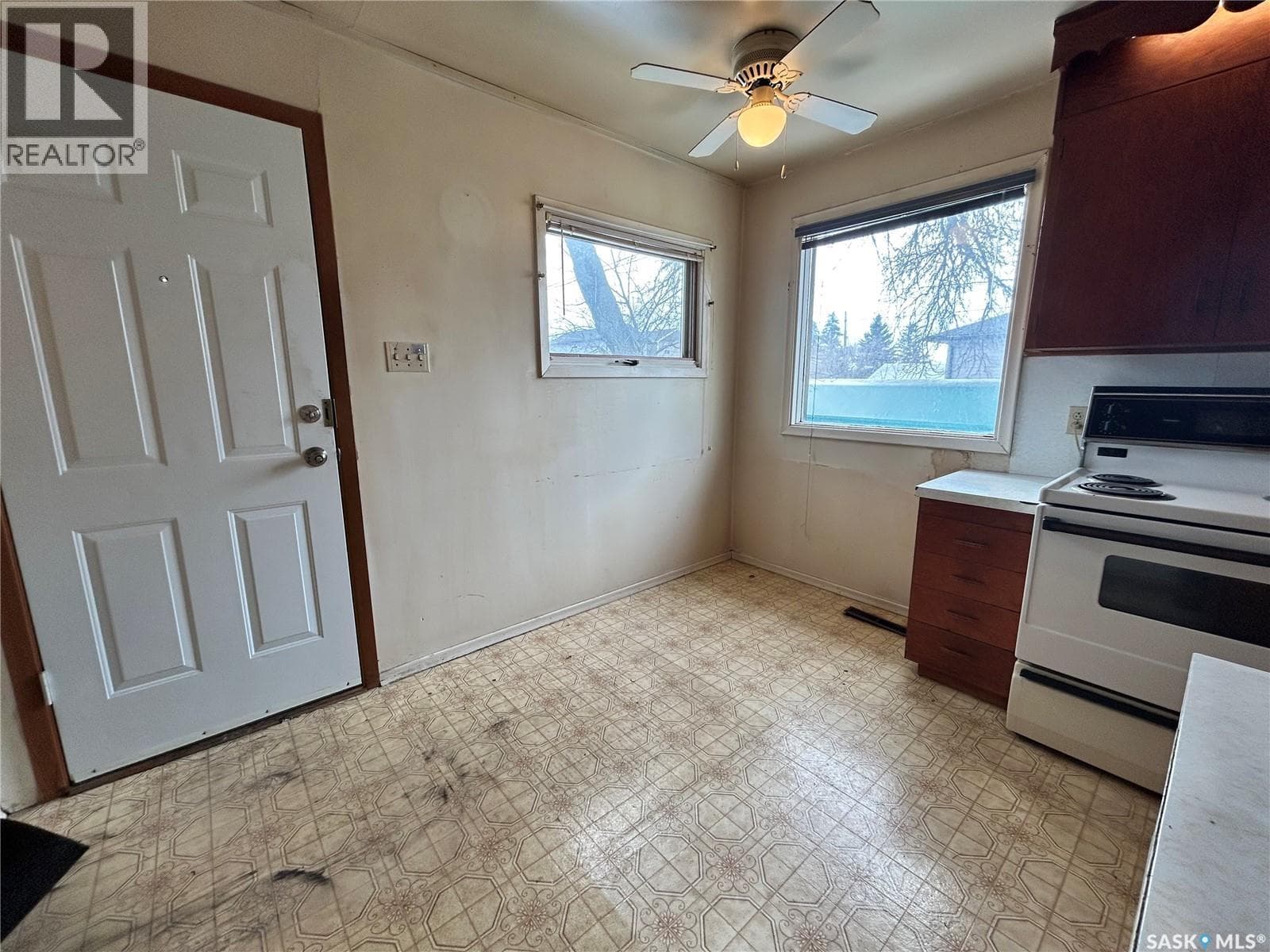 455 Halifax STREET photo 5
