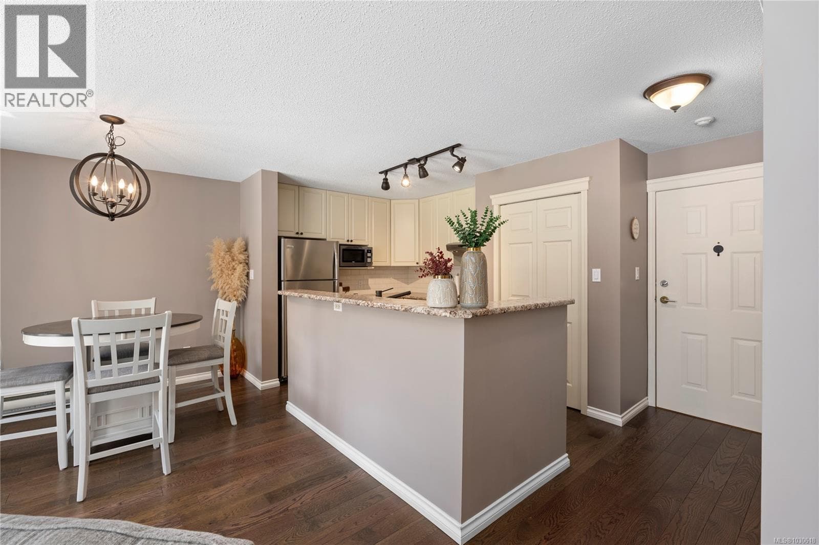 101 302 Village Way photo 4