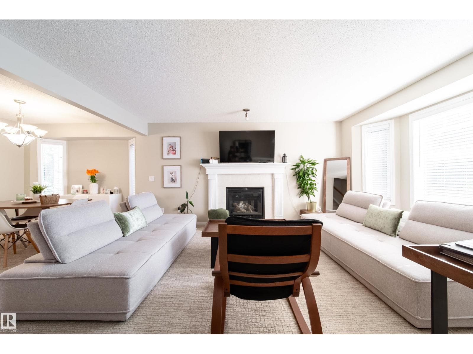 8118-8120 81 AV NW photo 3