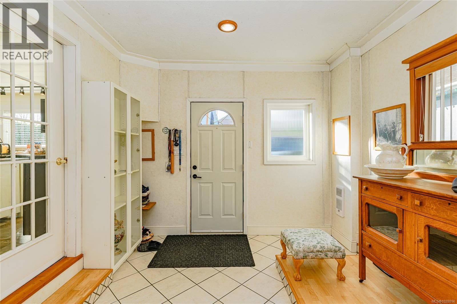460 Bundock Ave photo 3