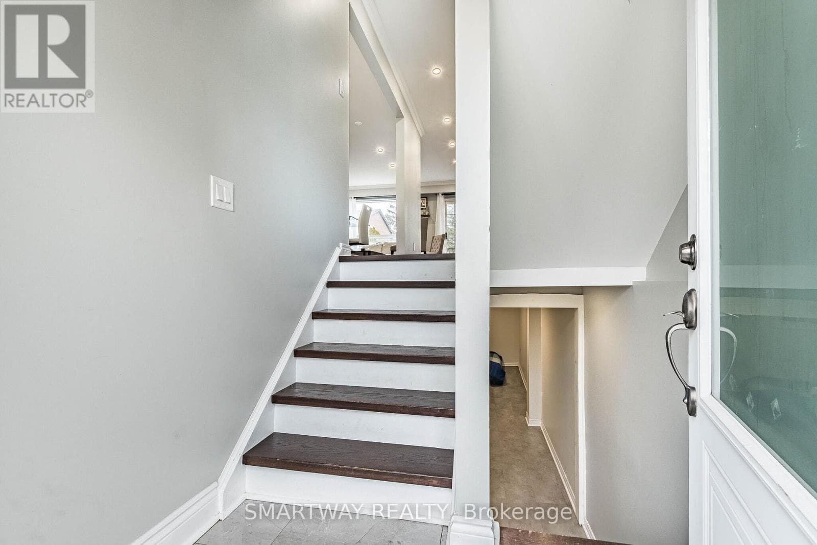 10 - 2445 HOMELANDS DRIVE photo 4