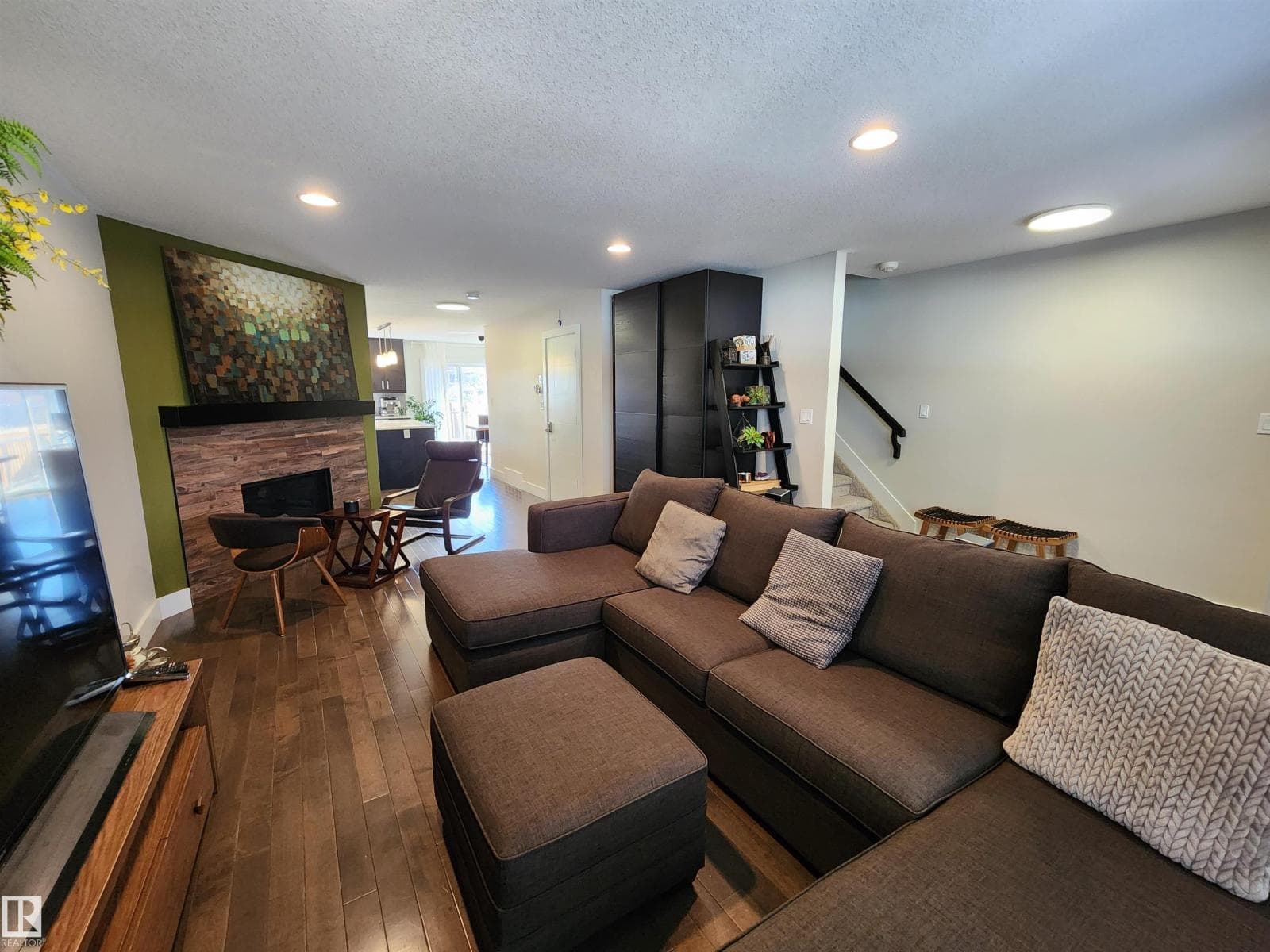 10433 70 AV NW photo 3