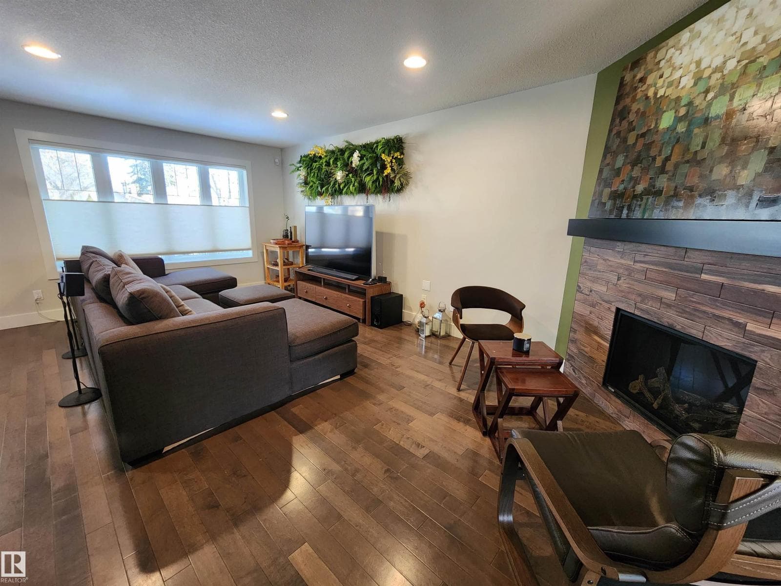 10433 70 AV NW photo 4