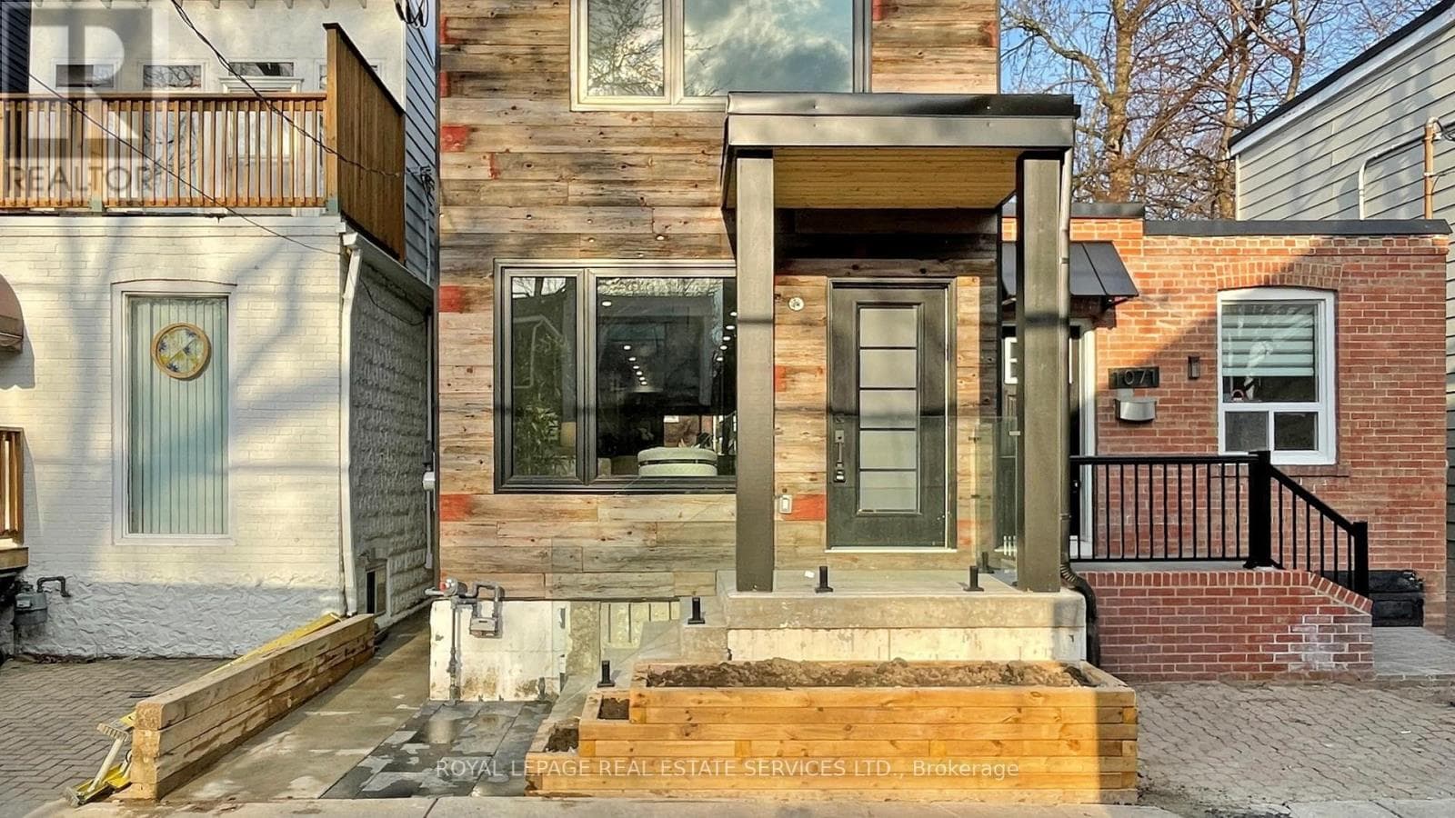 1073 CRAVEN ROAD photo 2