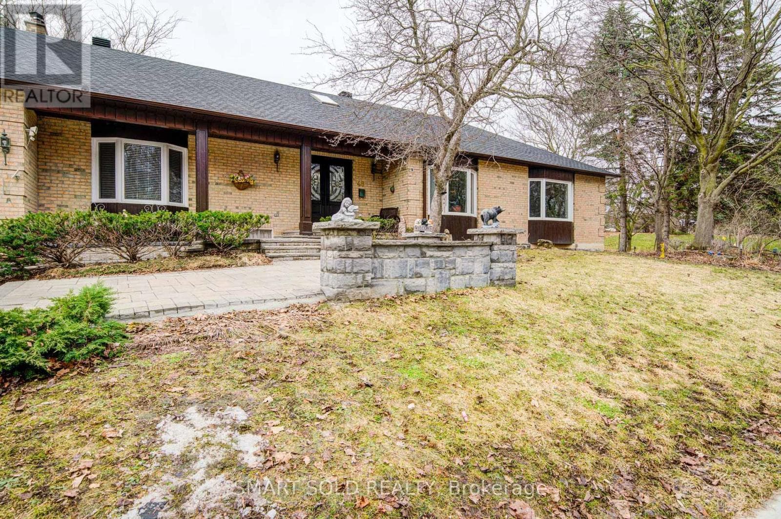 48 MONTGOMERY COURT photo 3