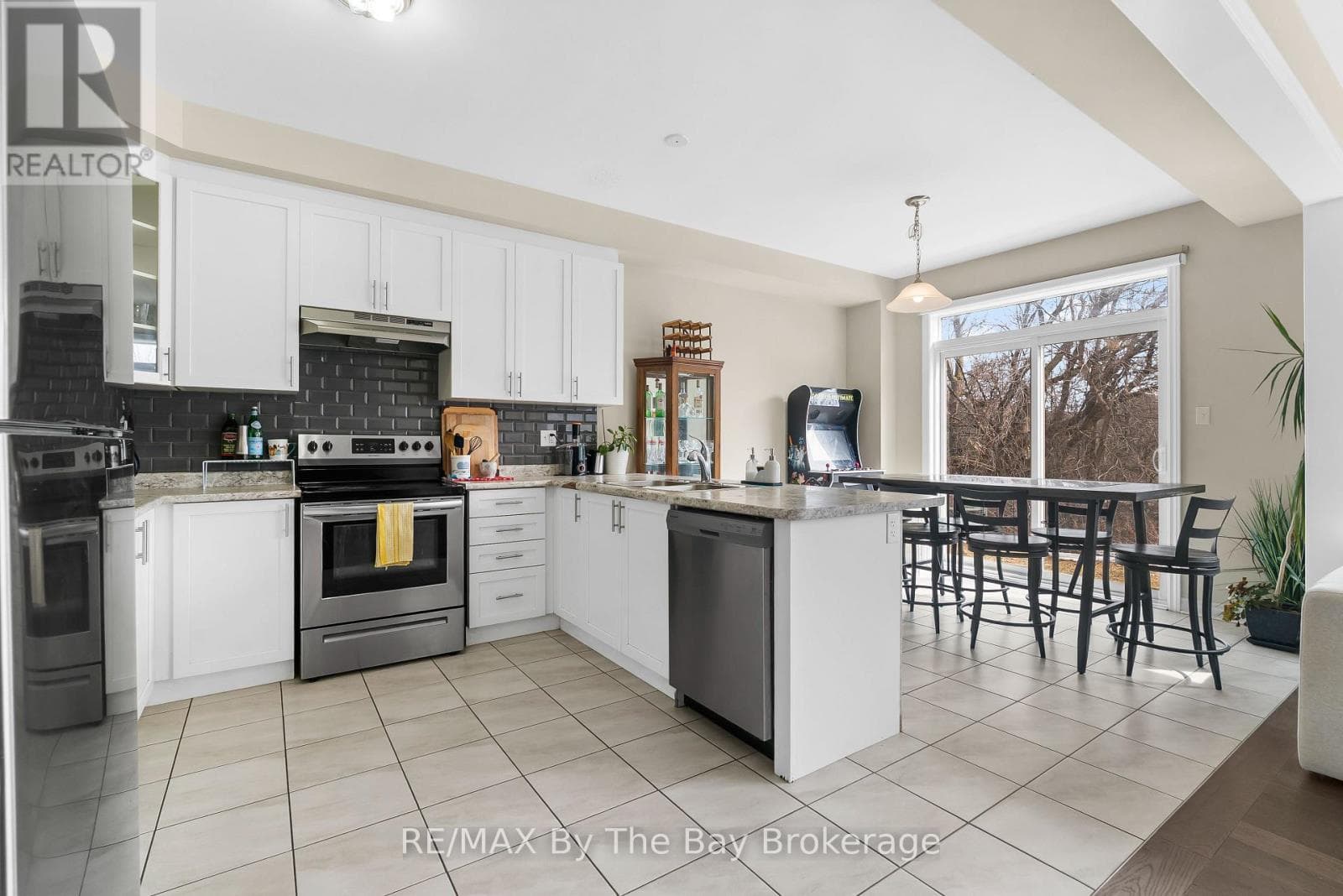 56 KIRBY AVENUE photo 4