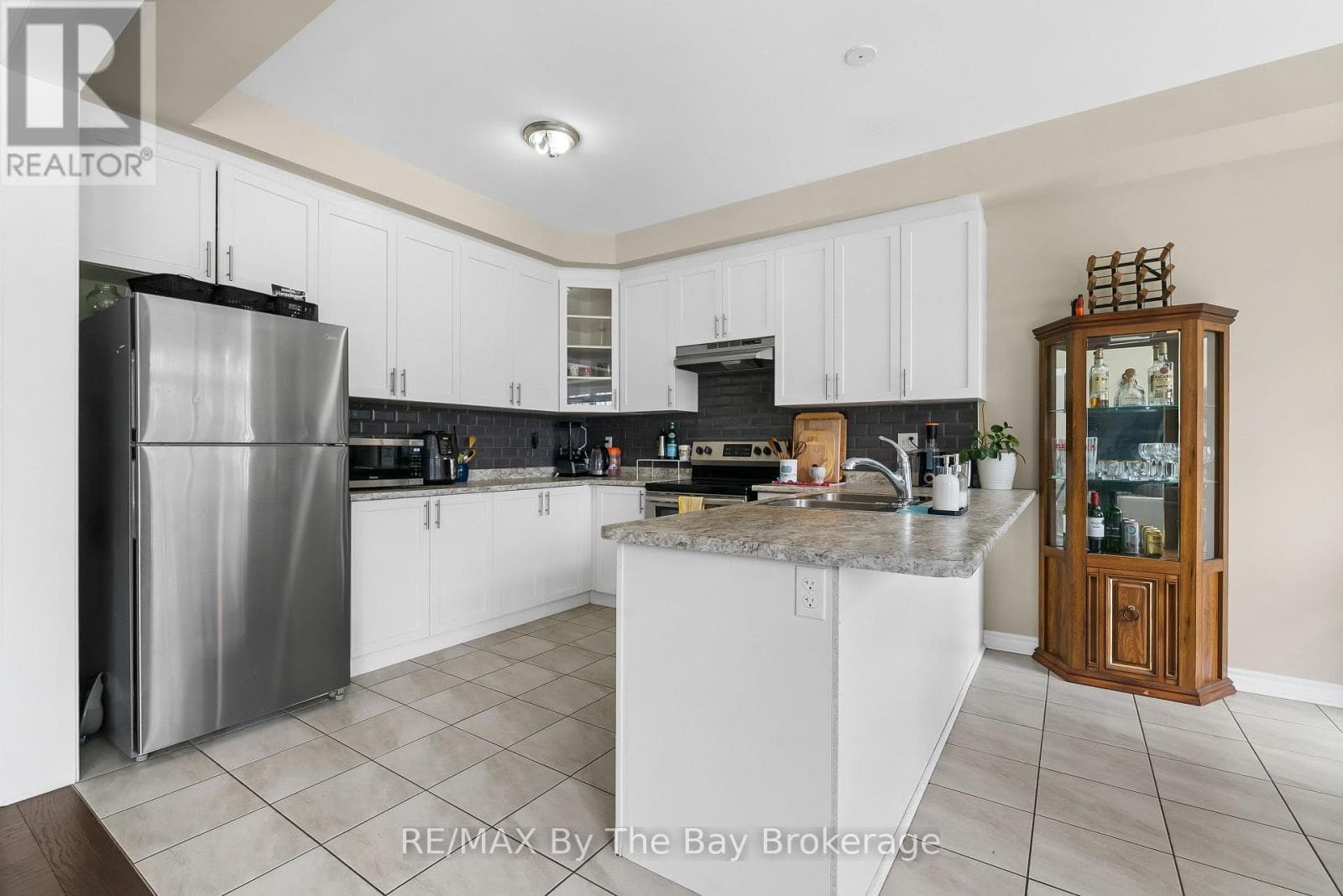 56 KIRBY AVENUE photo 5