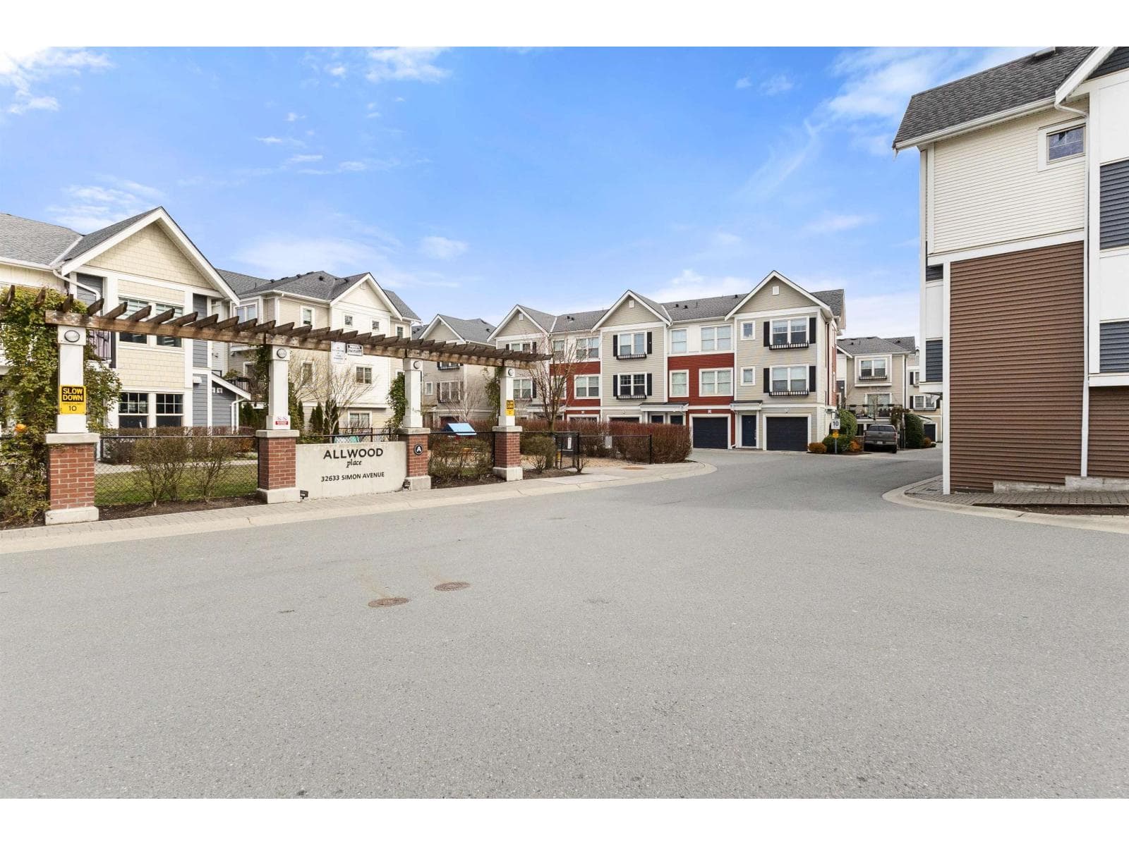 89 32633 SIMON AVENUE photo 2