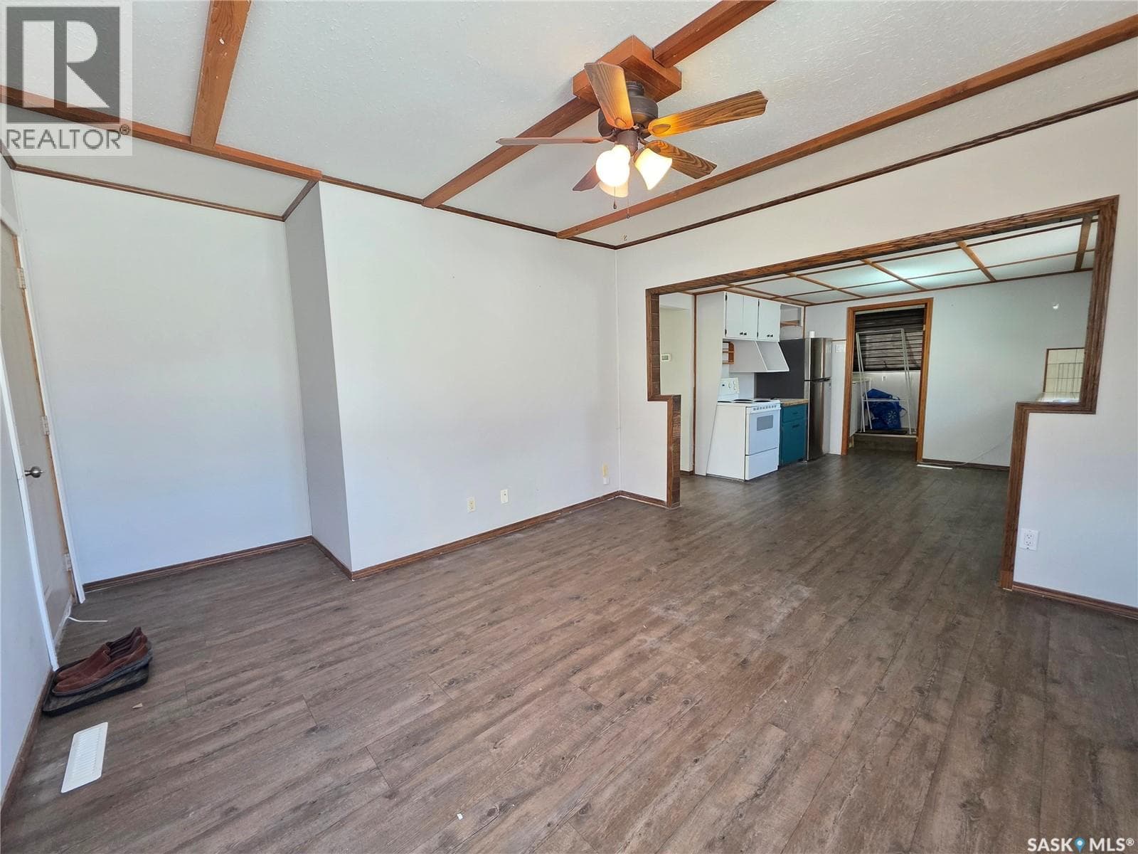 1428 Winnie STREET photo 3