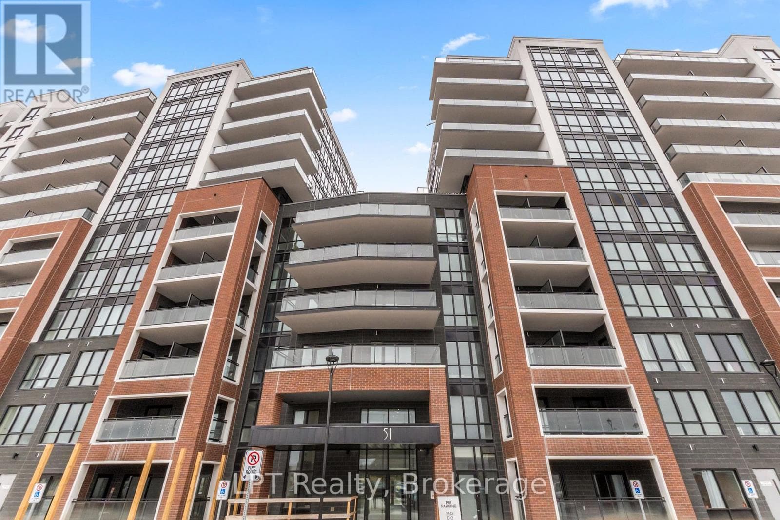 917 - 51 CLARINGTON BOULEVARD photo 2