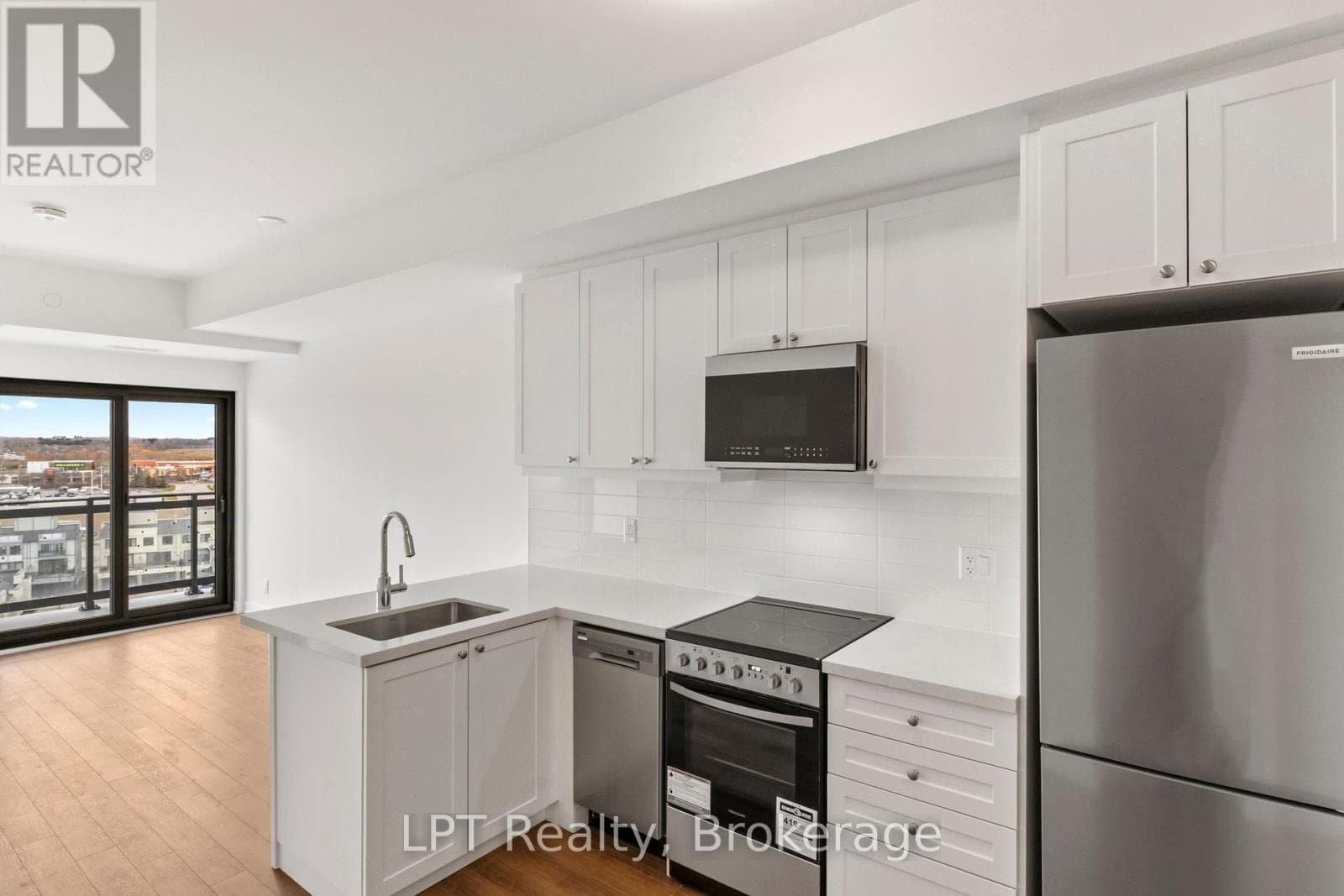 917 - 51 CLARINGTON BOULEVARD photo 5