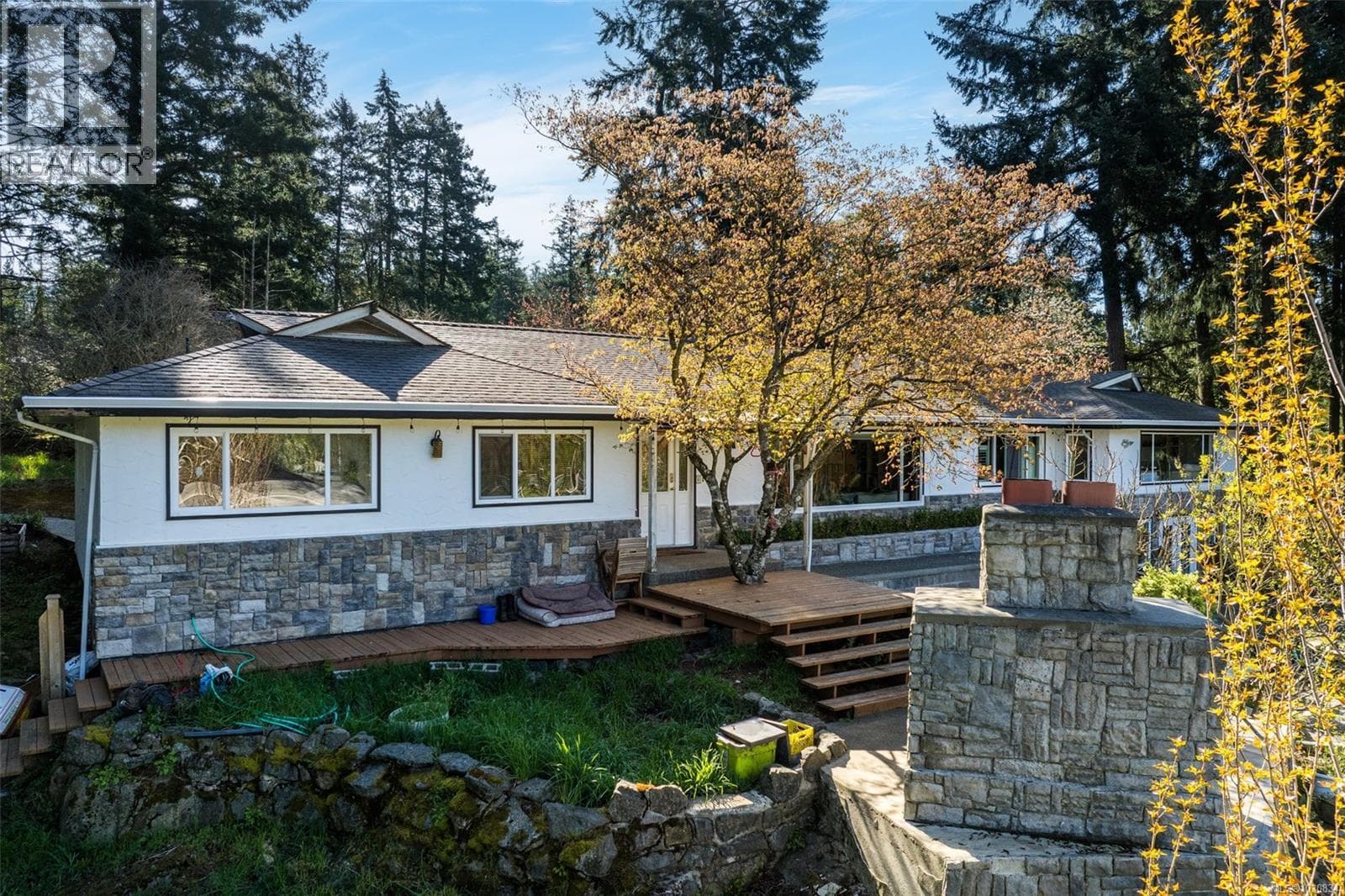946 Klahanie Dr photo 2