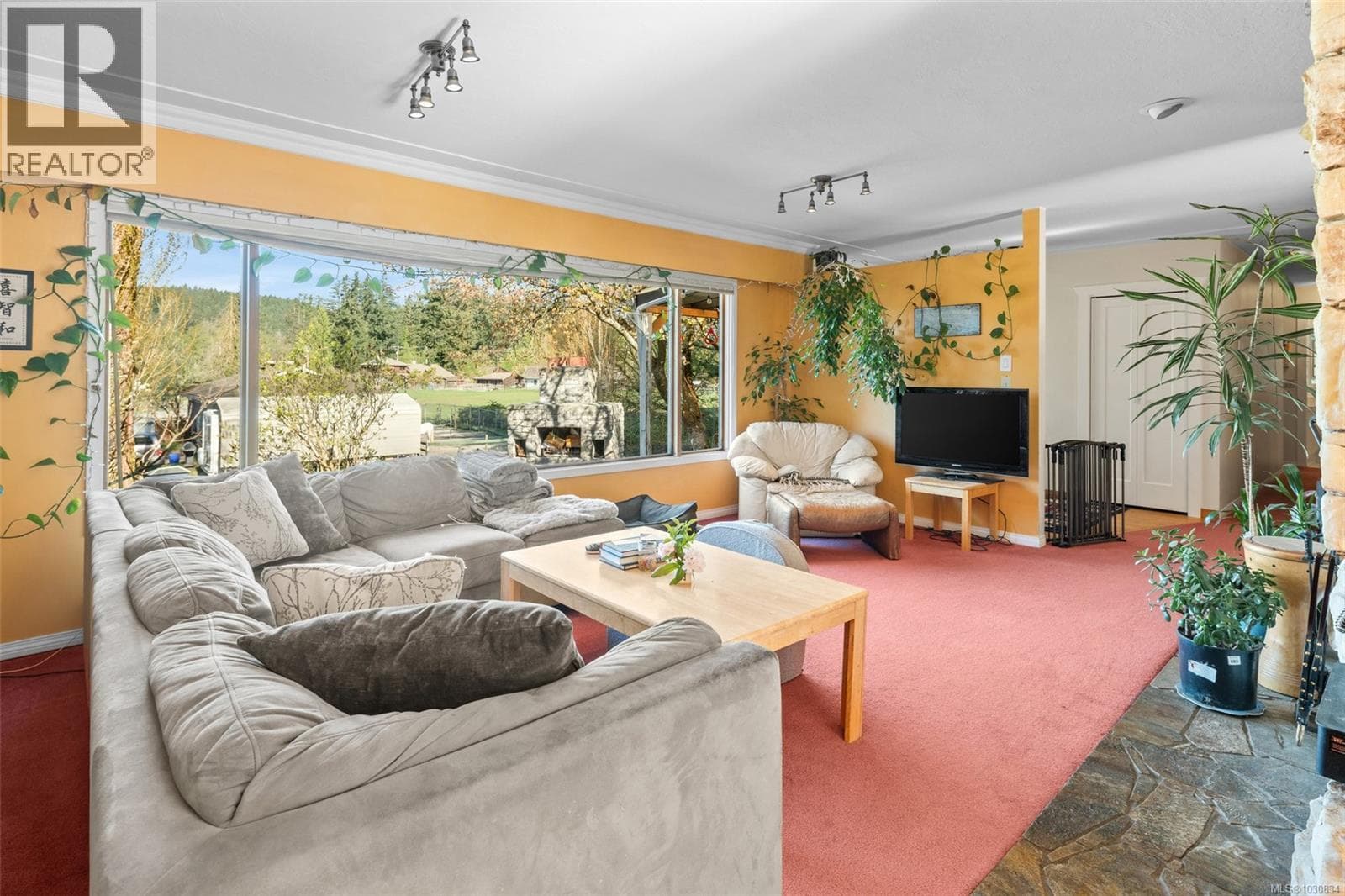 946 Klahanie Dr photo 4