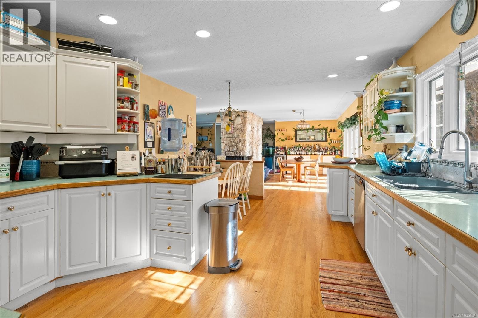946 Klahanie Dr photo 5
