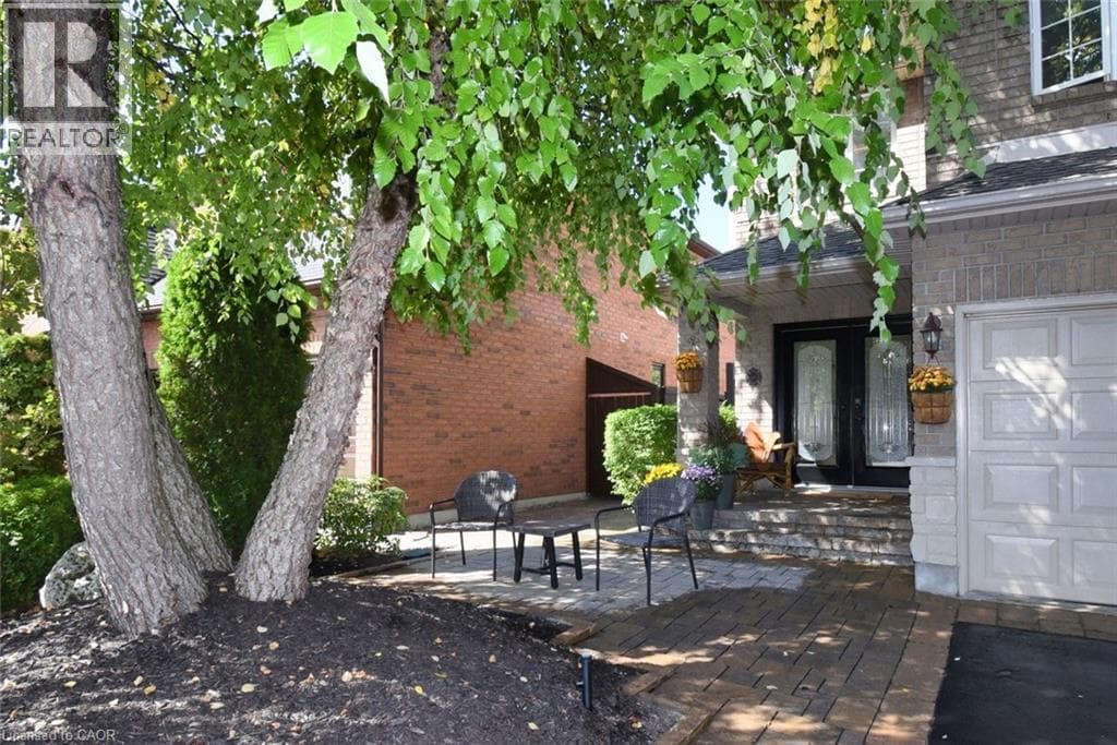 35 ERINGATE Drive photo 2