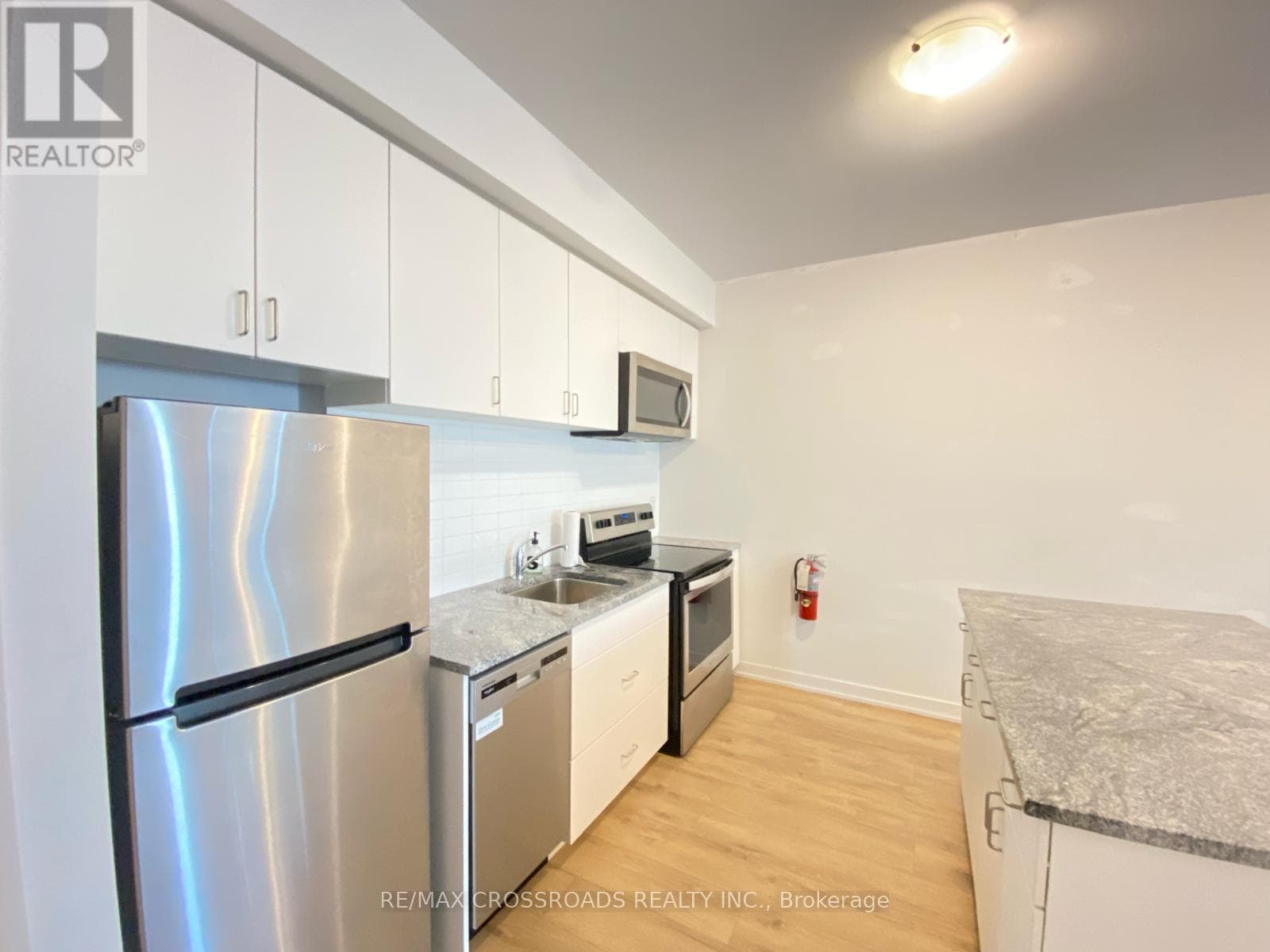 15 - 1720 SIMCOE STREET photo 5