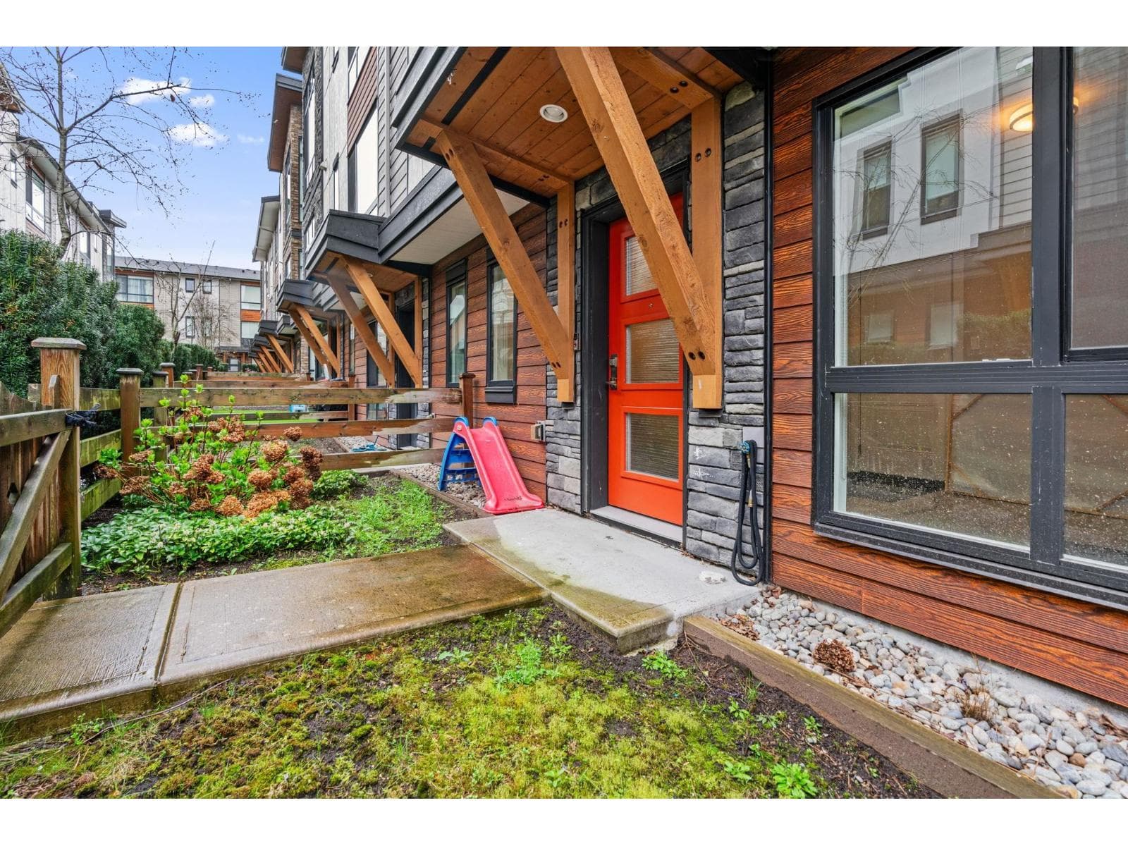 181 16488 64 AVENUE photo 2