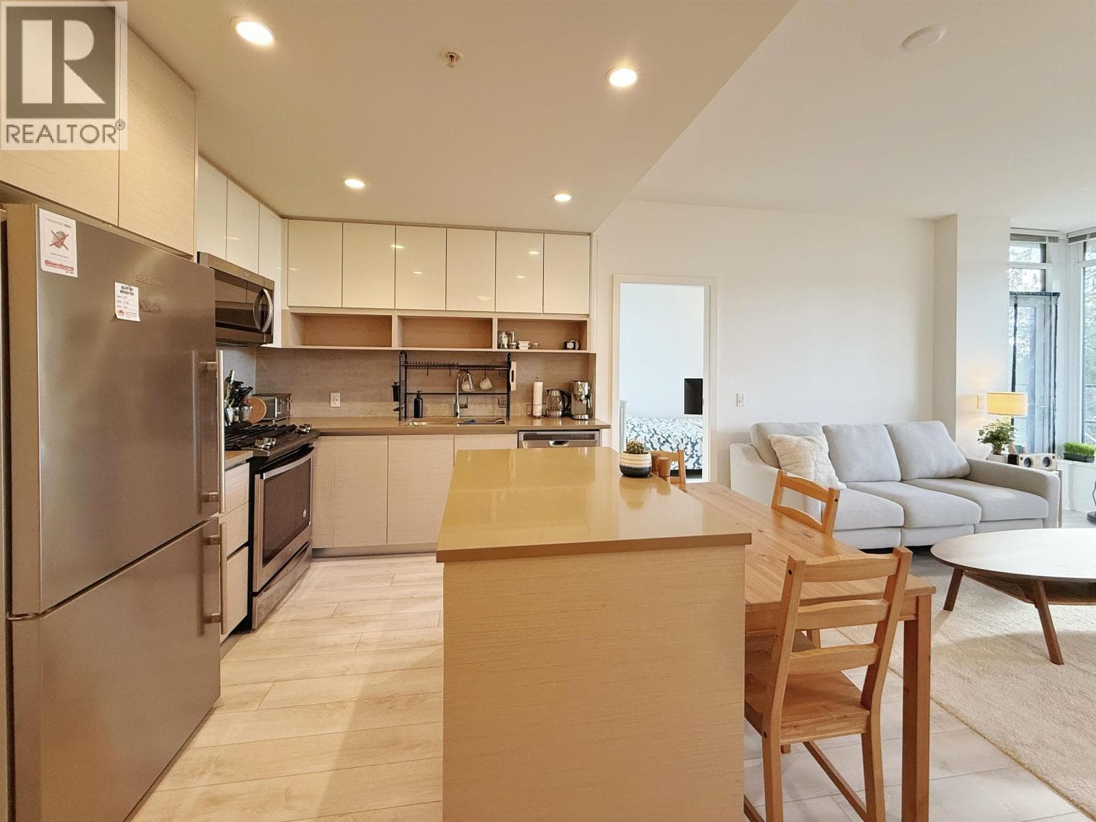 105 8850 UNIVERSITY CRESCENT photo 2