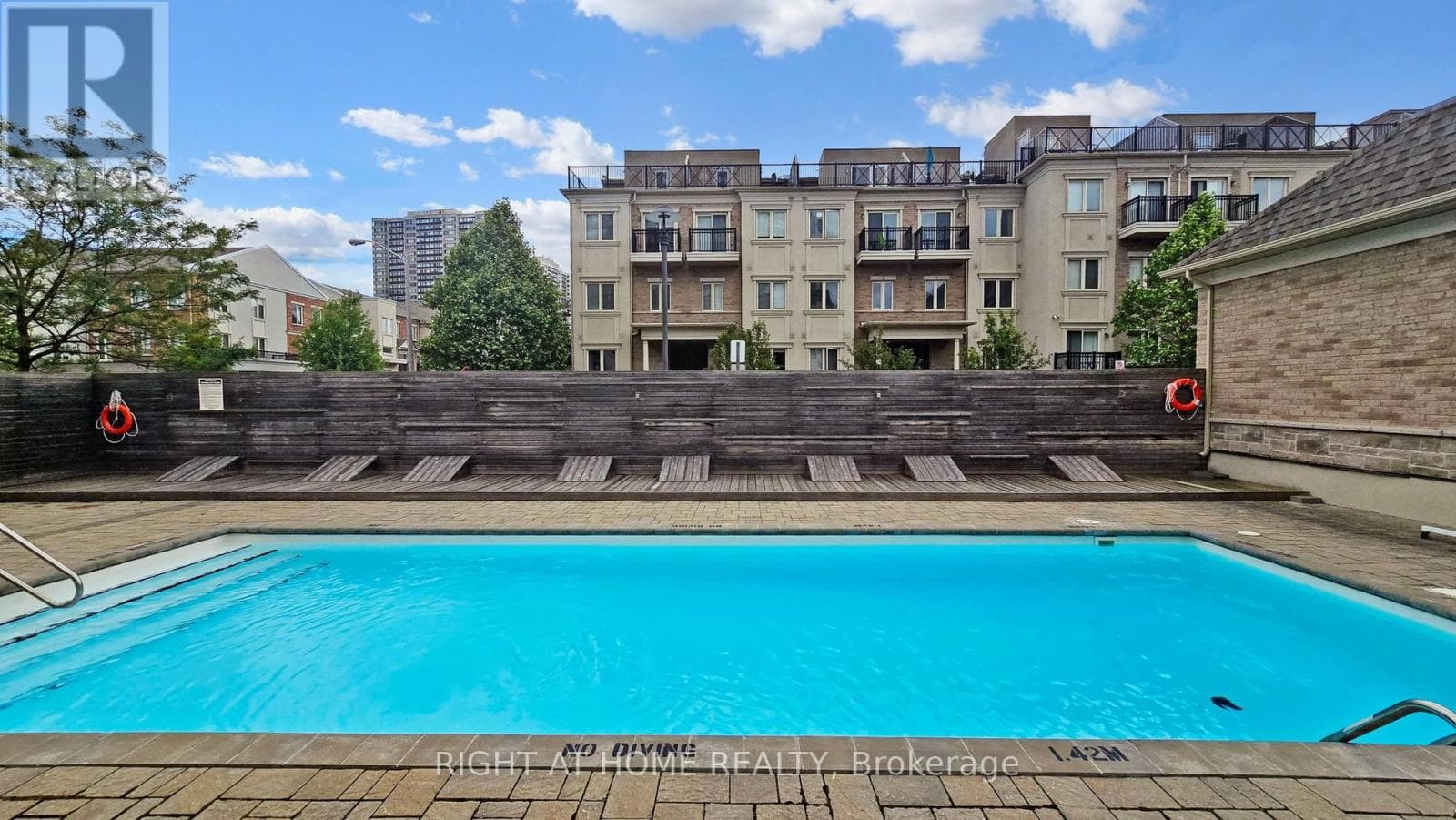 3 bed 2 bath single family at 258 - 19 CONEFLOWER CRESCENT — $624,900