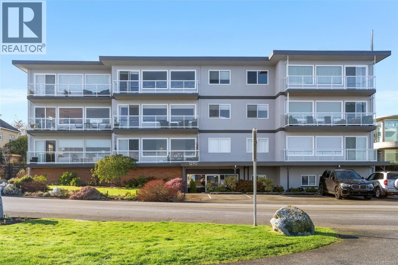 305 1270 Beach Dr photo 3