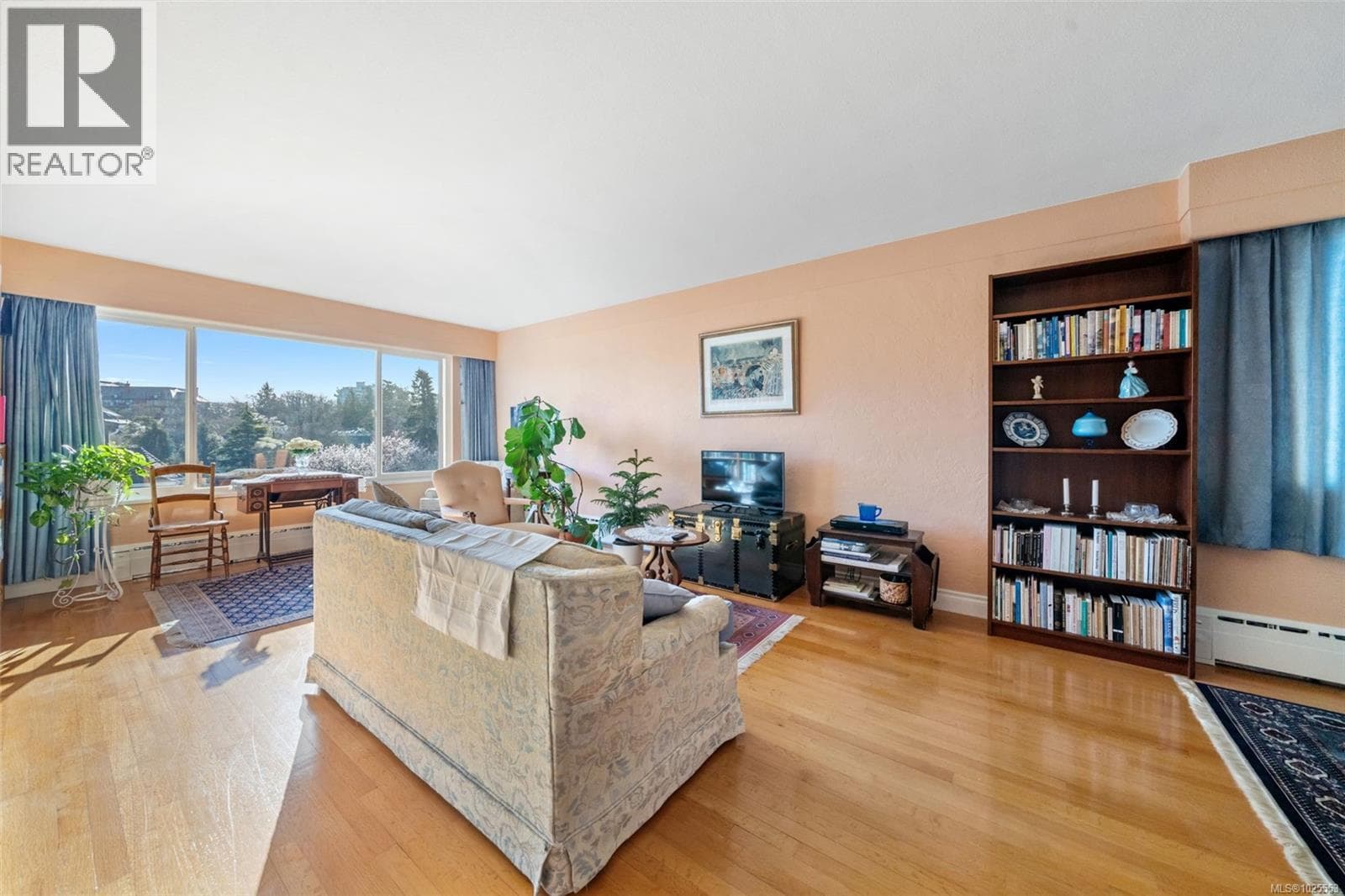 305 1270 Beach Dr photo 4
