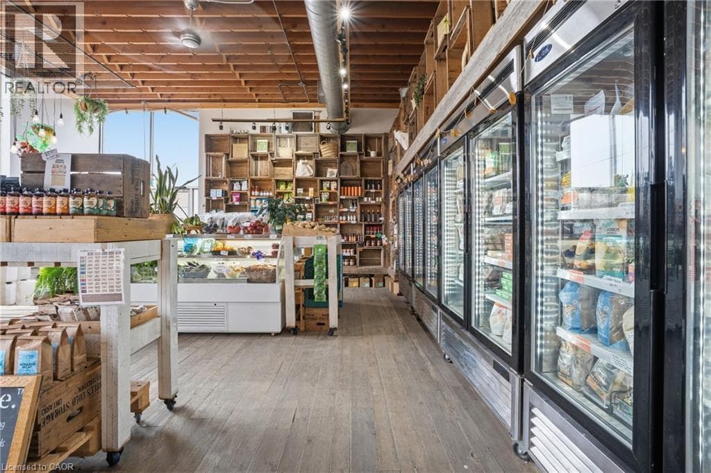 204 OTTAWA Street N photo 3