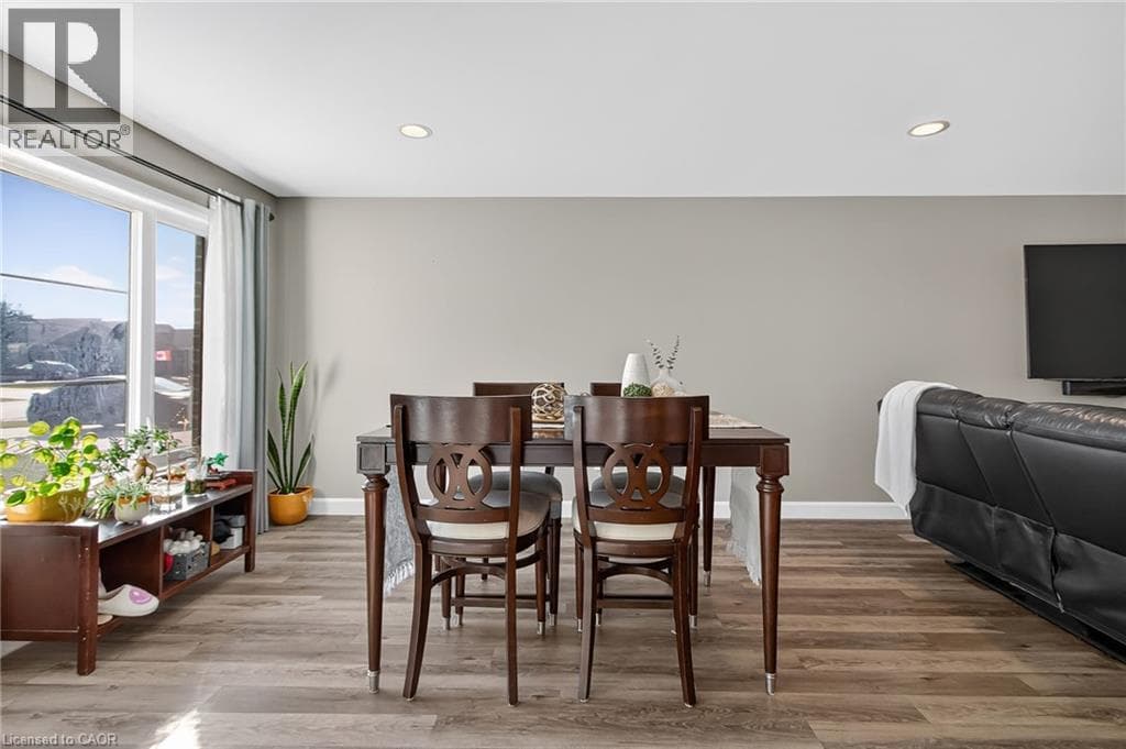 110 MOONSTONE Crescent photo 4