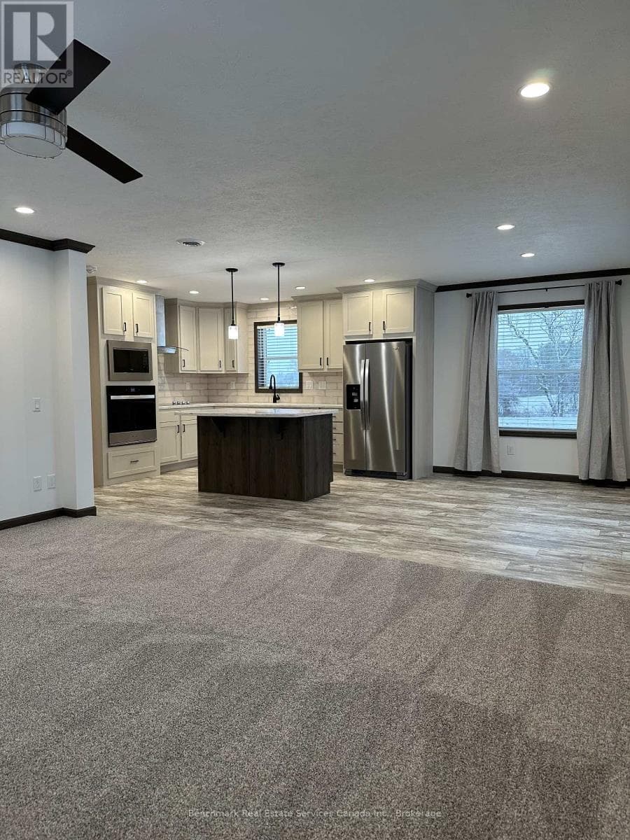 210 SPRUCE DRIVE photo 4