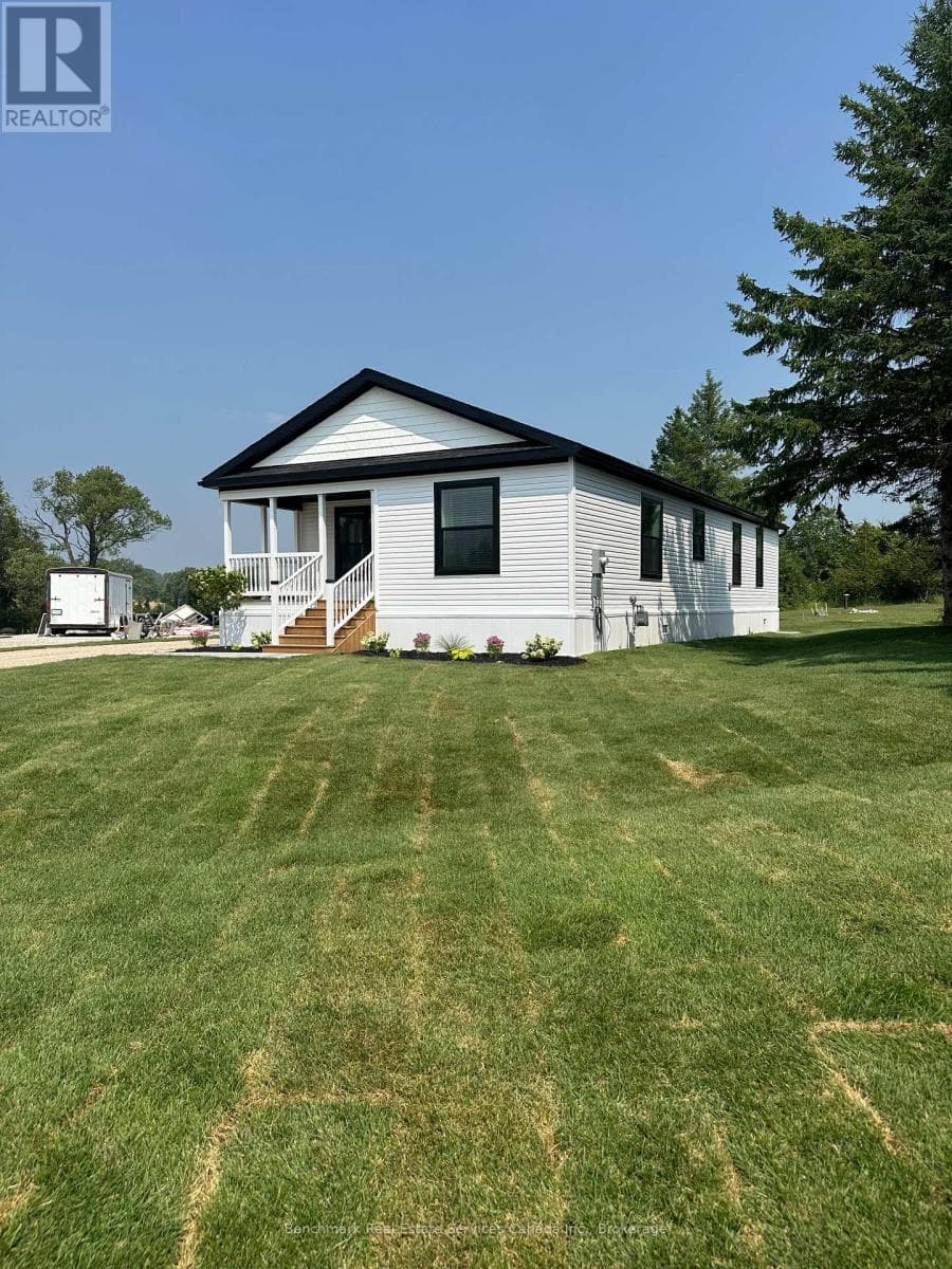 212 SPRUCE DRIVE photo 3